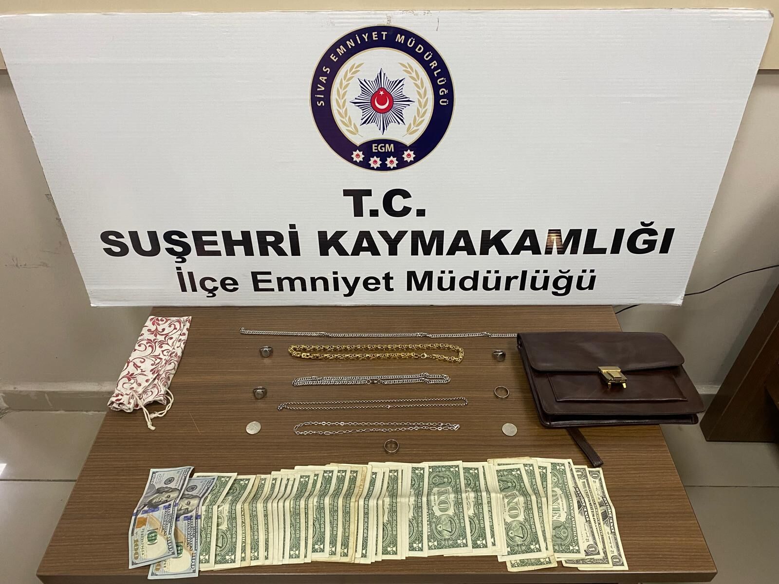 Sivas'ta kuyumcudan altın çalan yabancı uyruklu 3 zanlı Artvin'de yakalandı