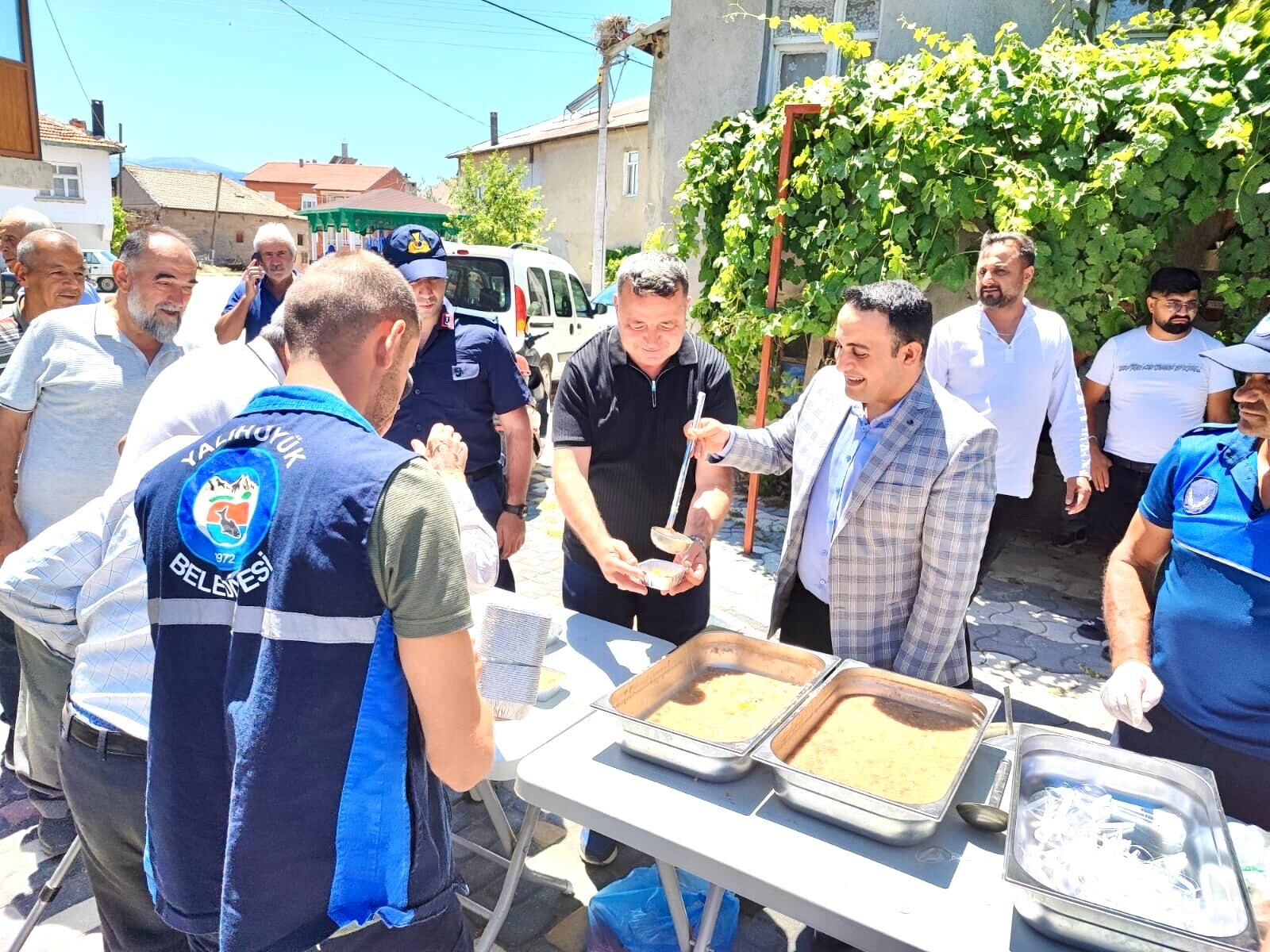 Yalıhüyük Belediyesi aşure dağıttı