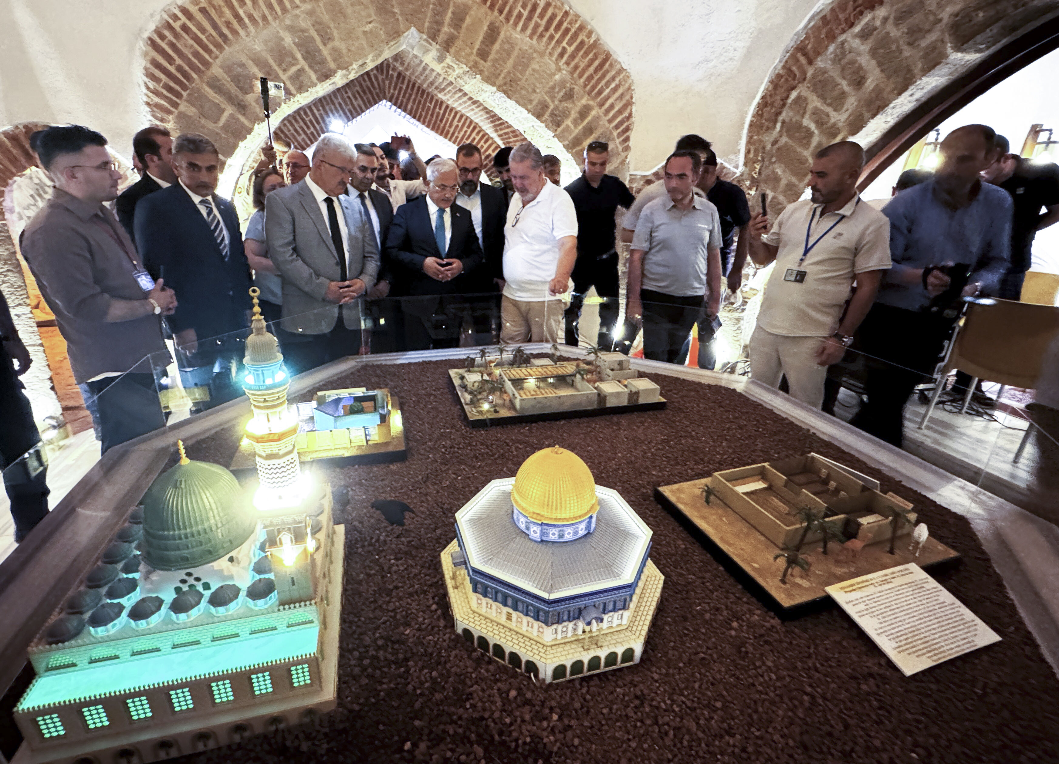Aksaray'da 'Kutsal Emanetler' sergisi ziyarete açıldı