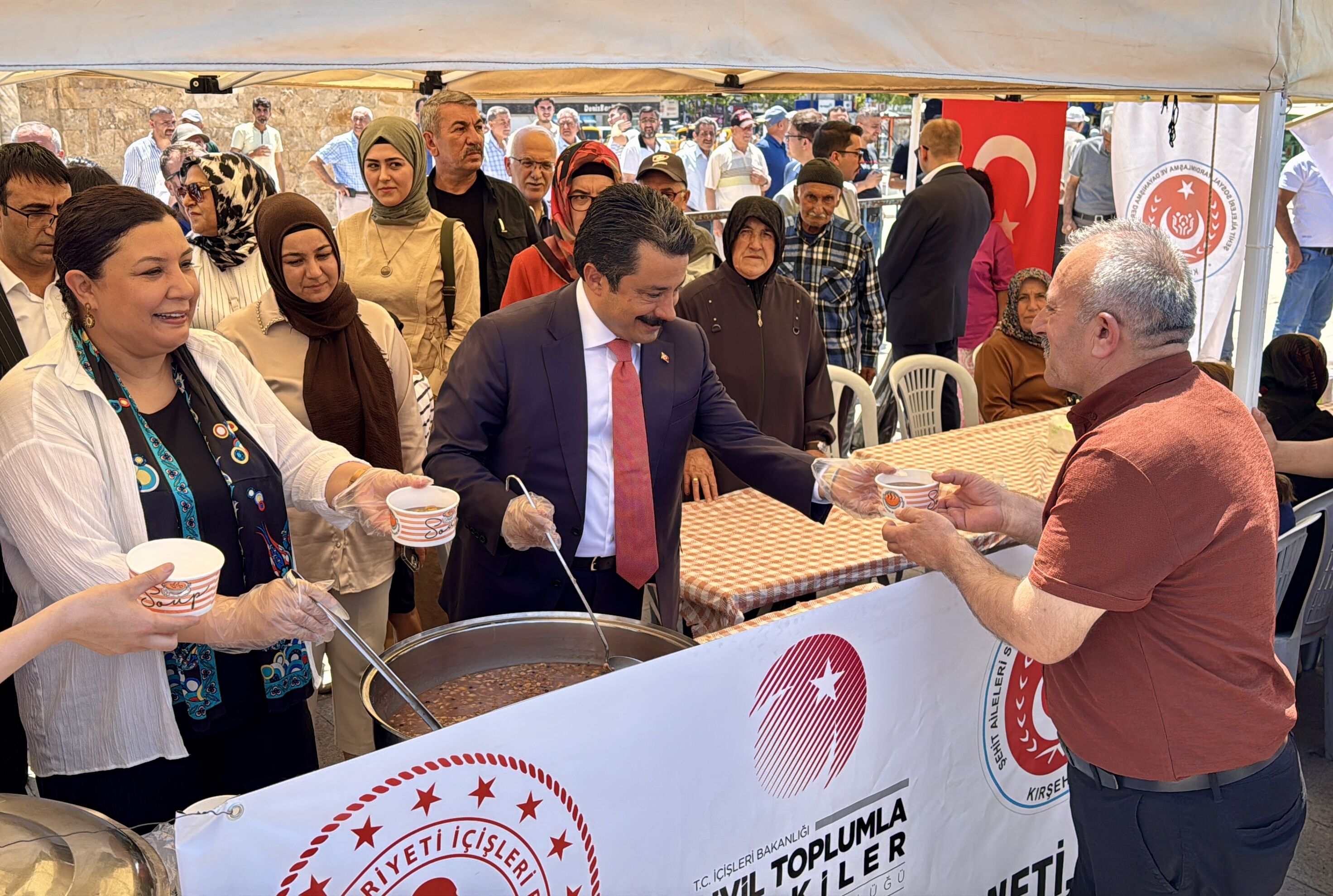 Kırşehir'de şehit ailelerinden 2 bin kişiye aşure ikramı