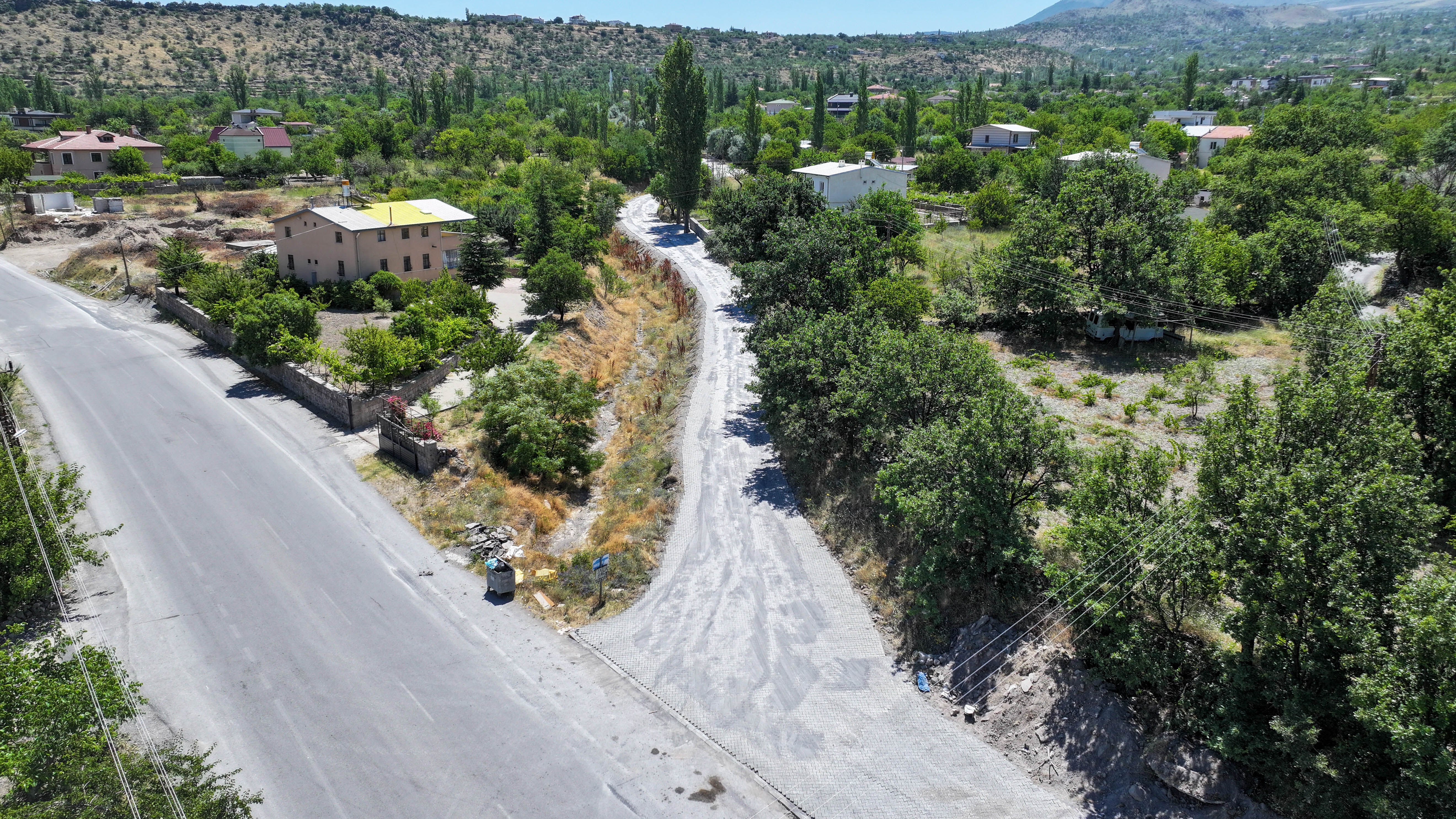 Başkan Özdoğan, kilitli parke yol yapım çalışmalarını inceledi