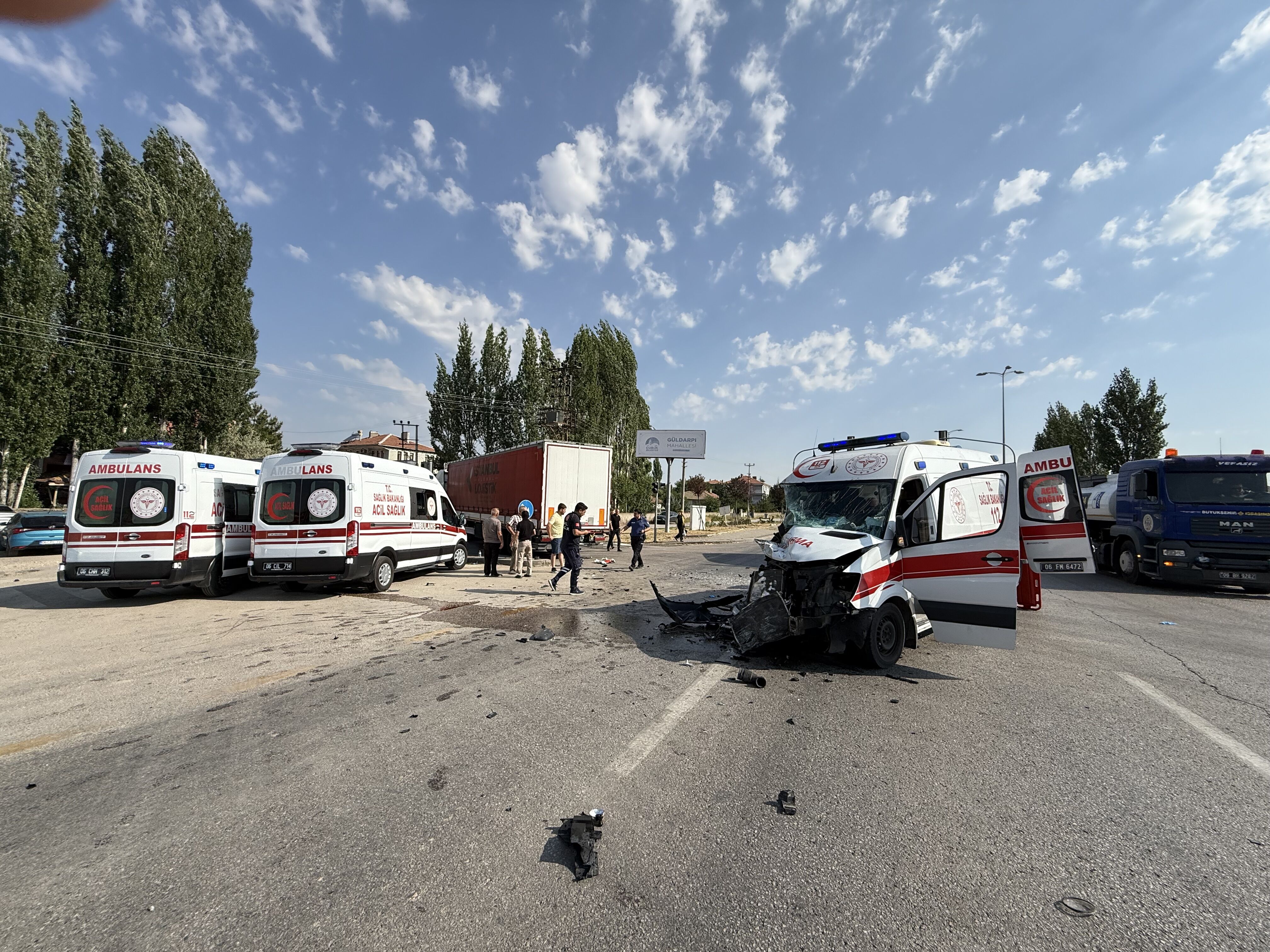 Ankara'da hasta taşıyan ambulans ile tır çarpıştı, 5 kişi yaralandı