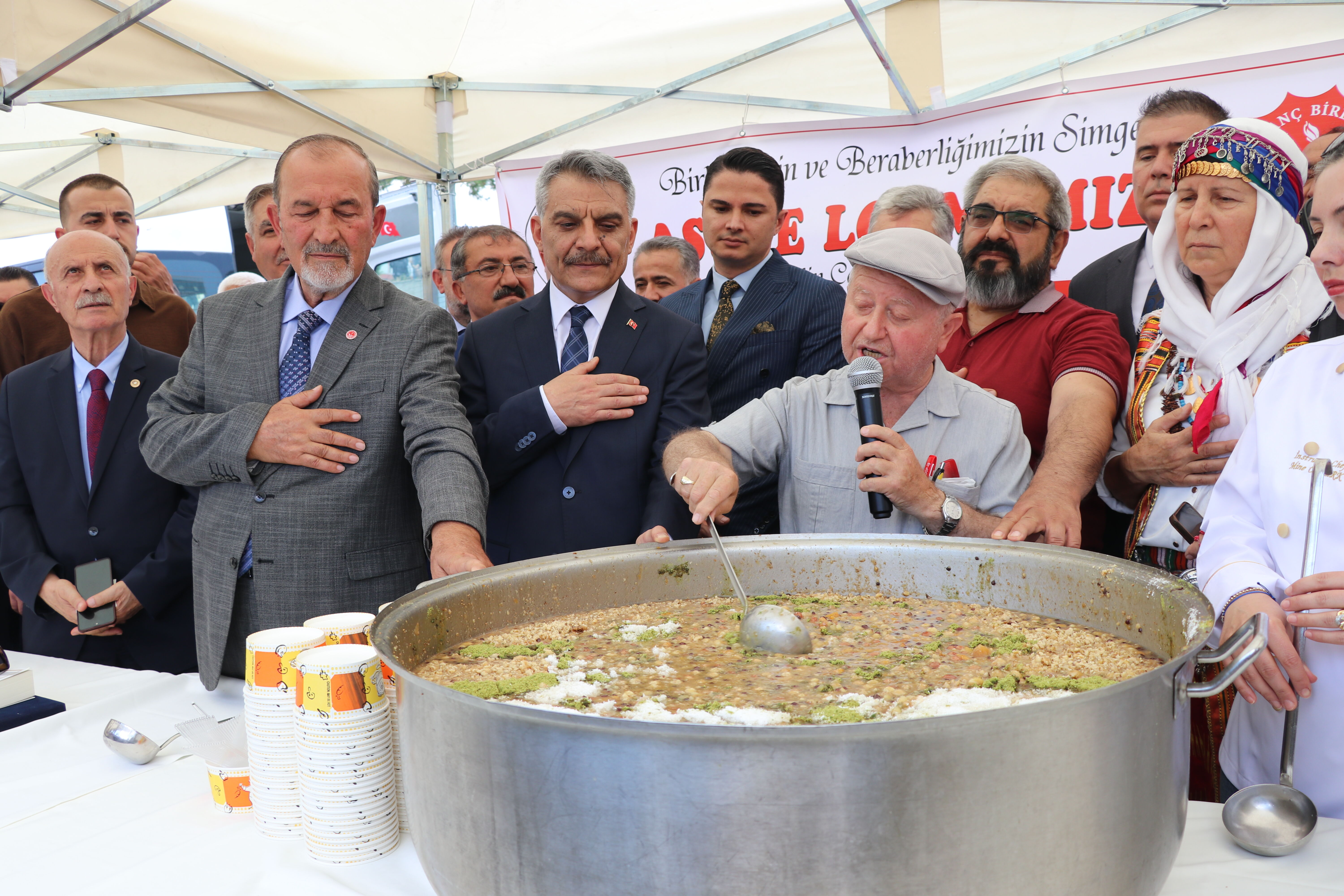 Yozgat'ta vatandaşlara aşure ikram edildi