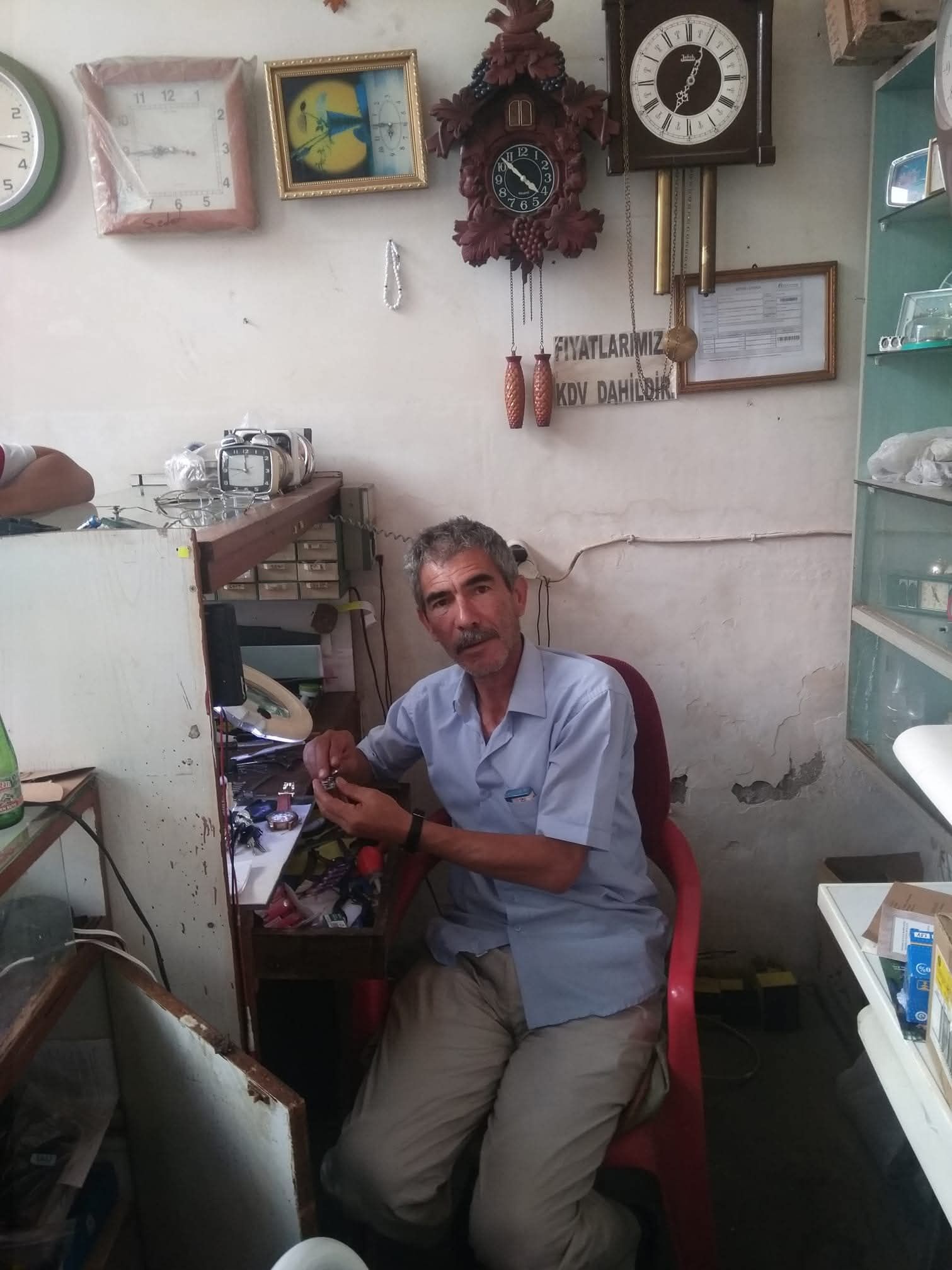 Nallıhan'da 45 yıldır saat tamirciliği yapıyor