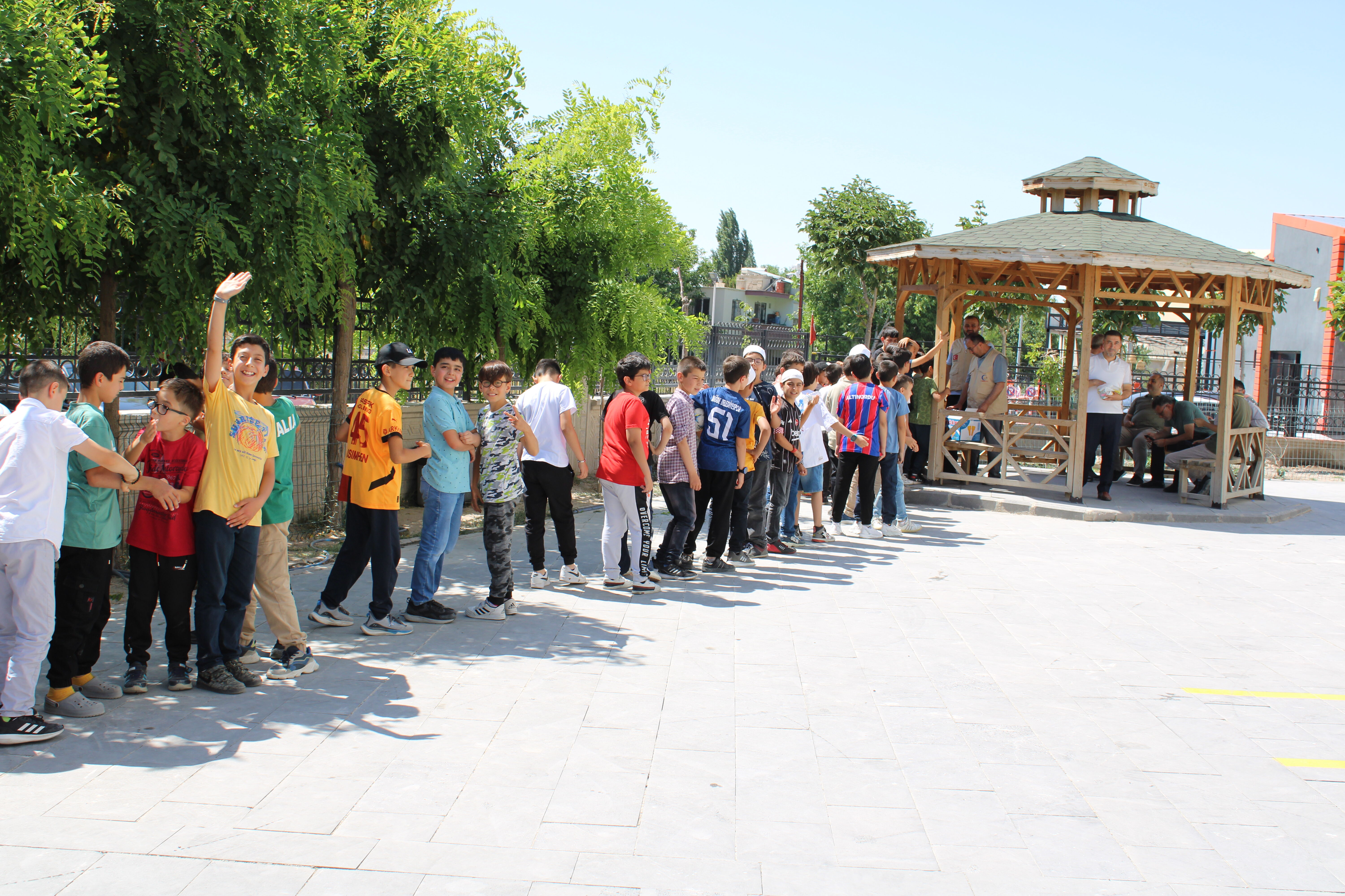 Niğde'de yaz Kur'an kursu öğrencilerine dondurma ve balon sürprizi