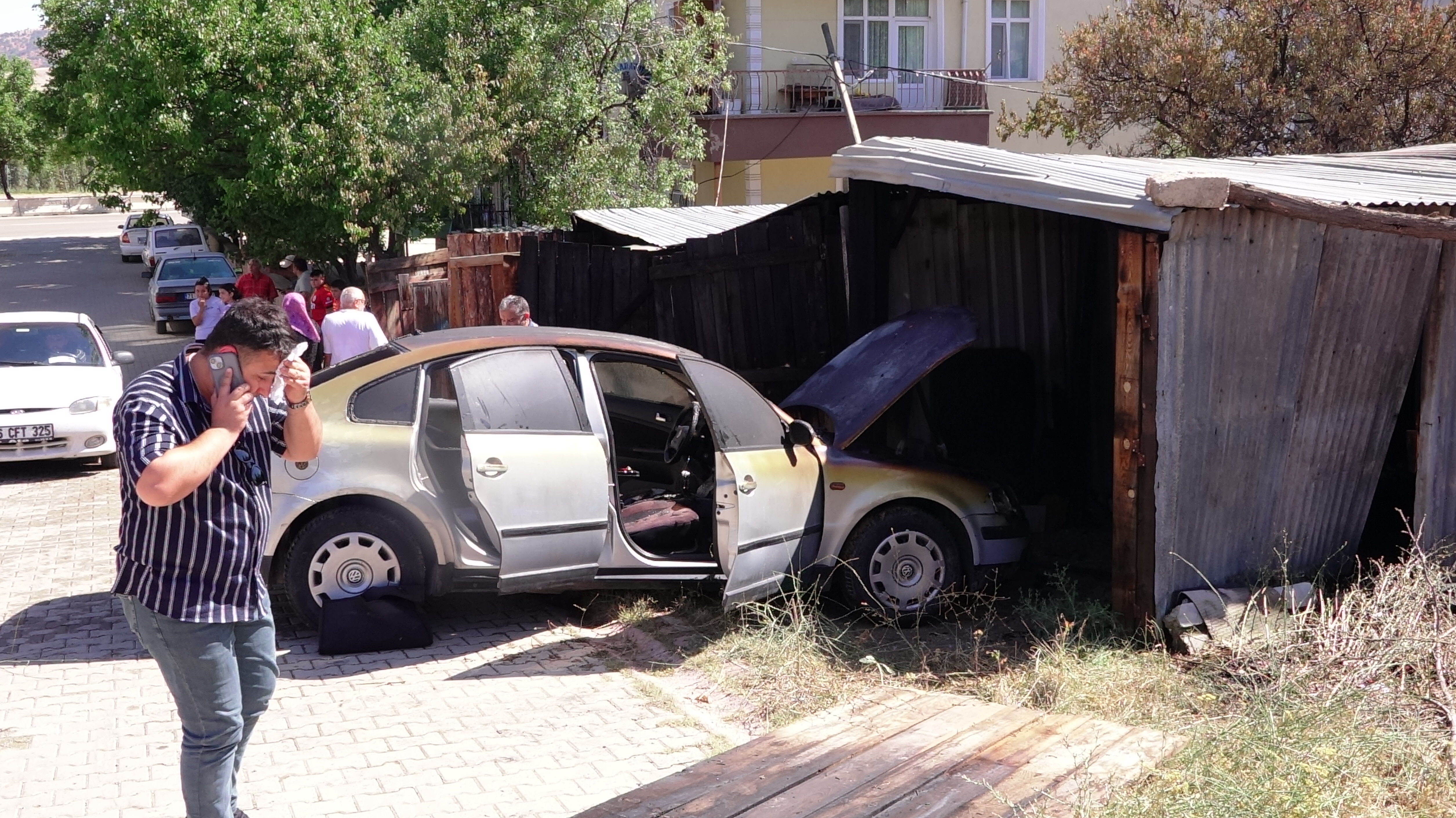 Kırıkkale'de otluk alanda başlayan ve garaja sıçrayan yangında otomobil yandı