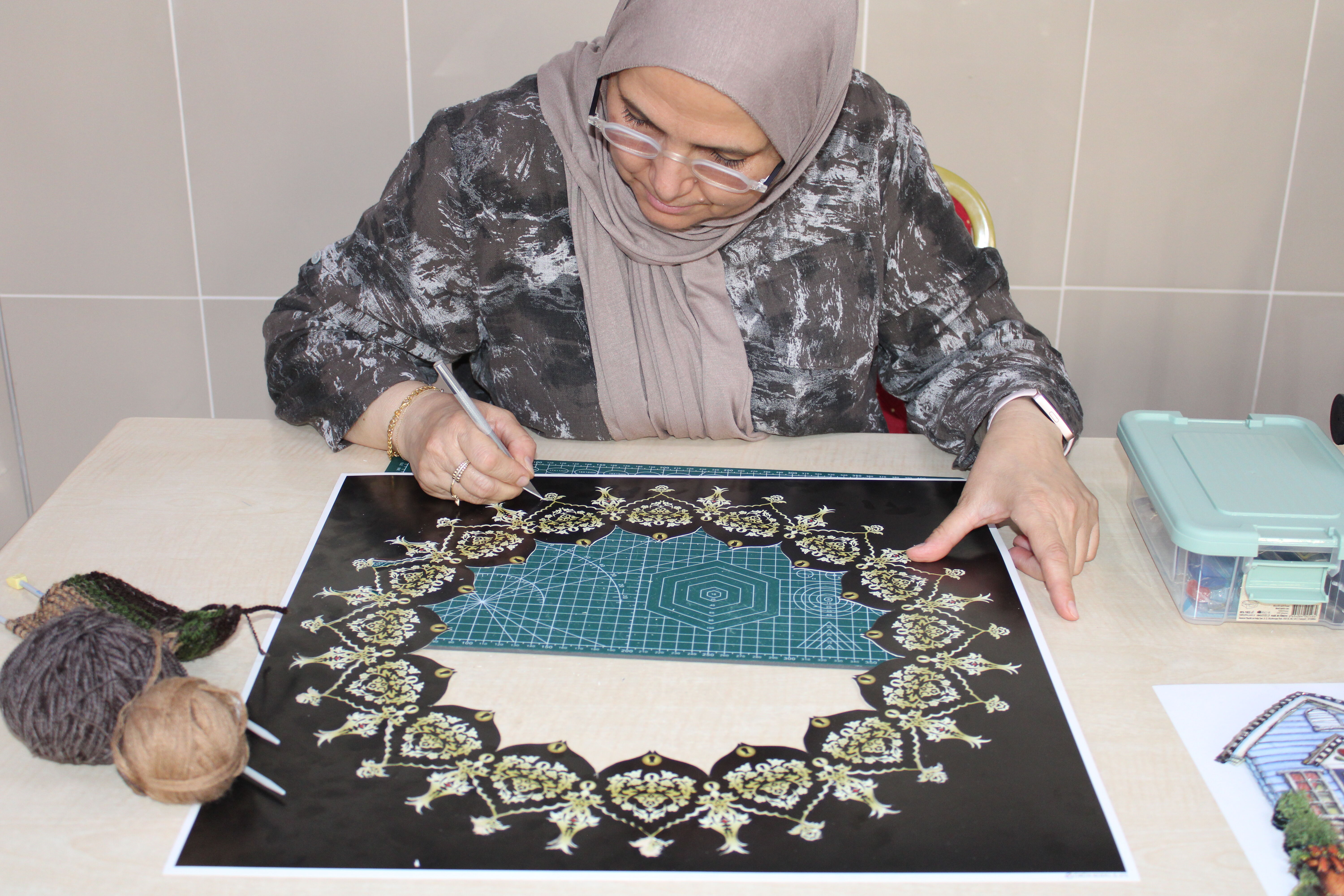 Niğde'de kadınlar, katıldıkları el sanatları kurslarında sosyalleşiyor