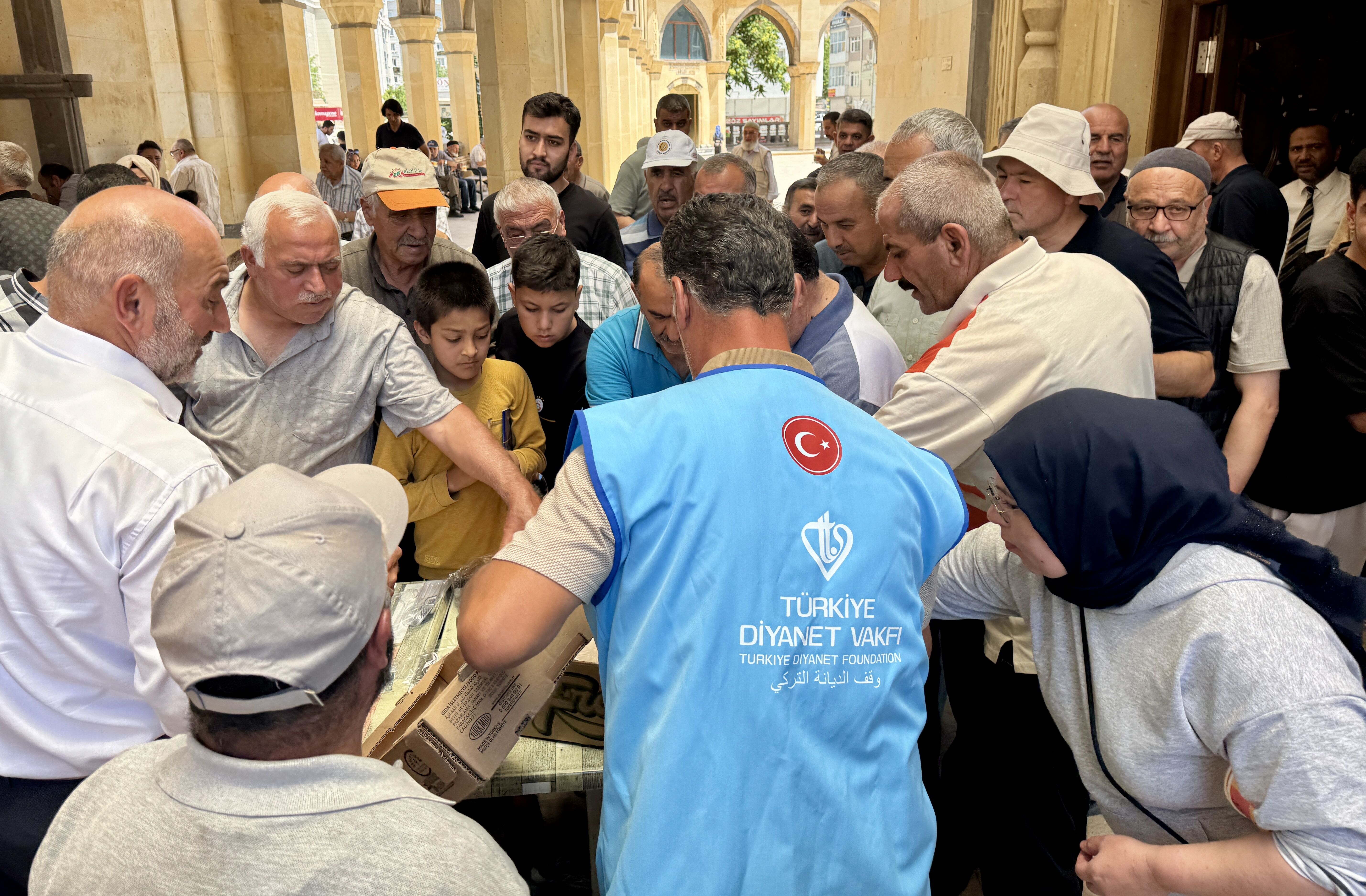Kırşehir'de TDV gönüllülerinden vatandaşlara aşure ikramı