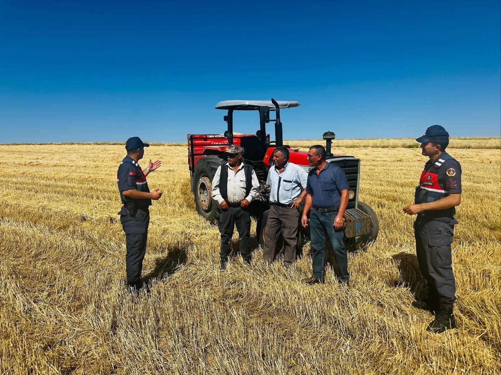 Kırşehir'de jandarma ekipleri hasat yapan çiftçileri yangınlara karşı uyardı