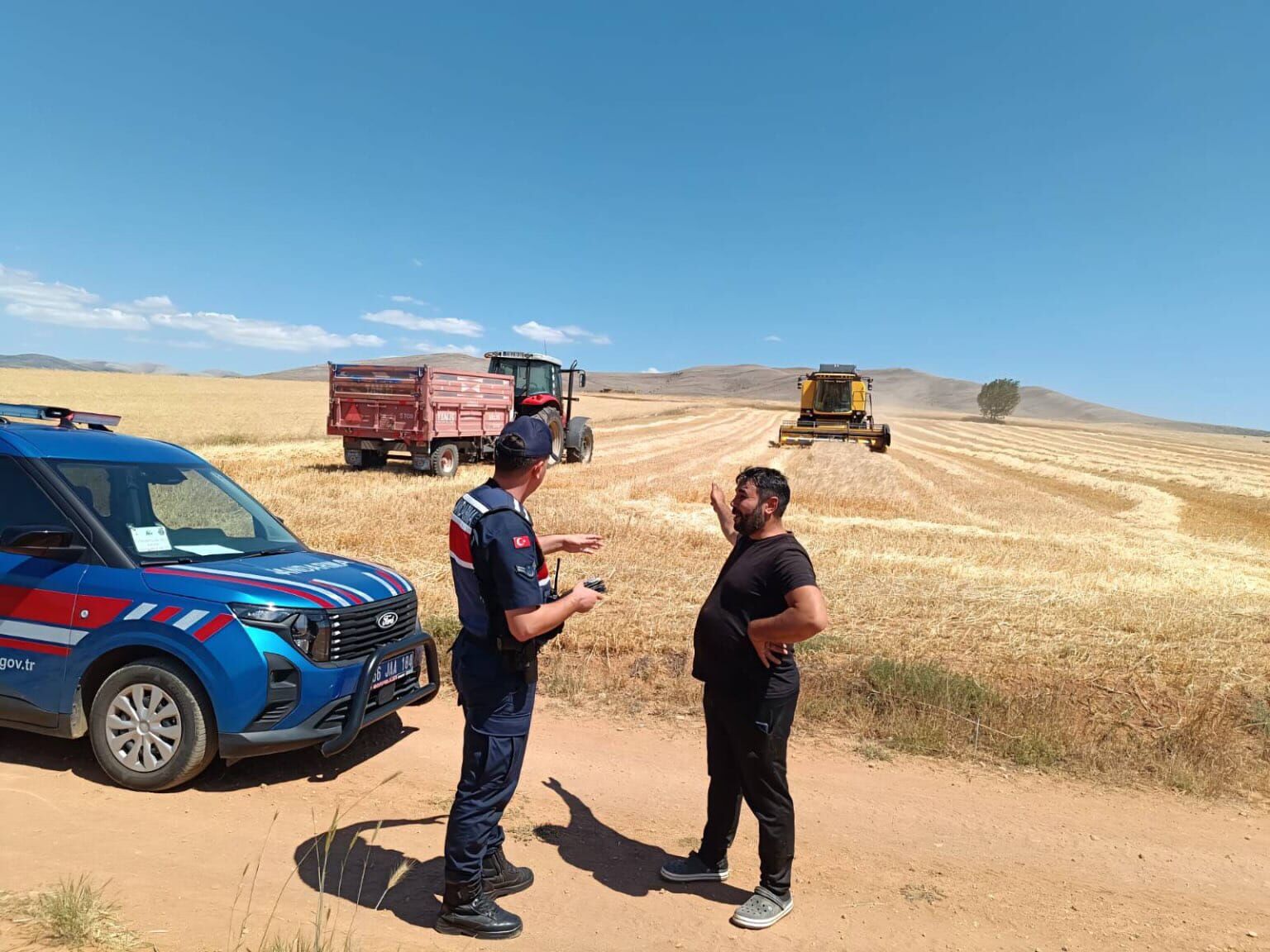 Yozgat'ta jandarma, çiftçi ve biçerdöver operatörlerini bilgilendirdi