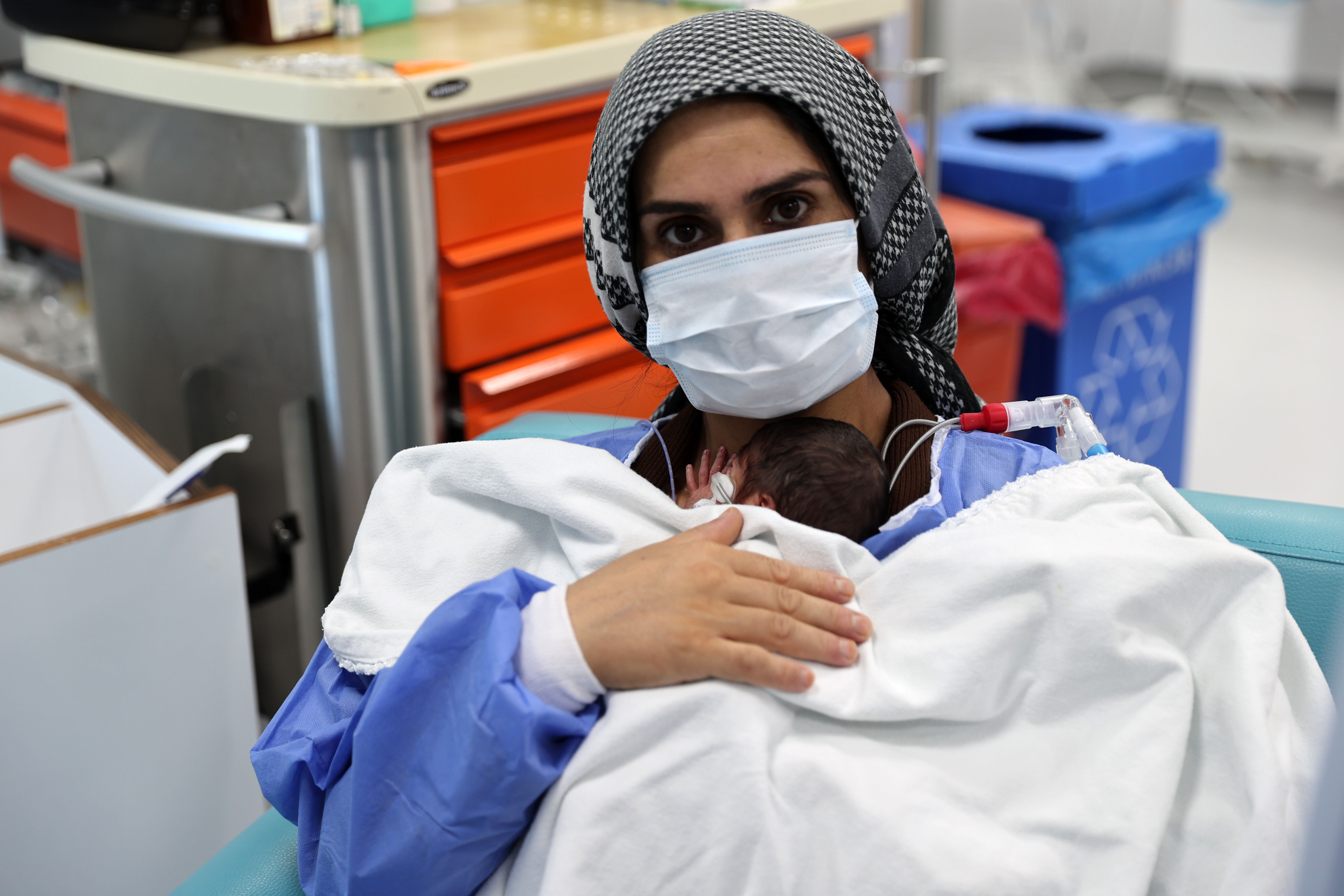 Ambulans uçakla sevk edildiği Sivas'ta prematüre üçüz dünyaya getirdi