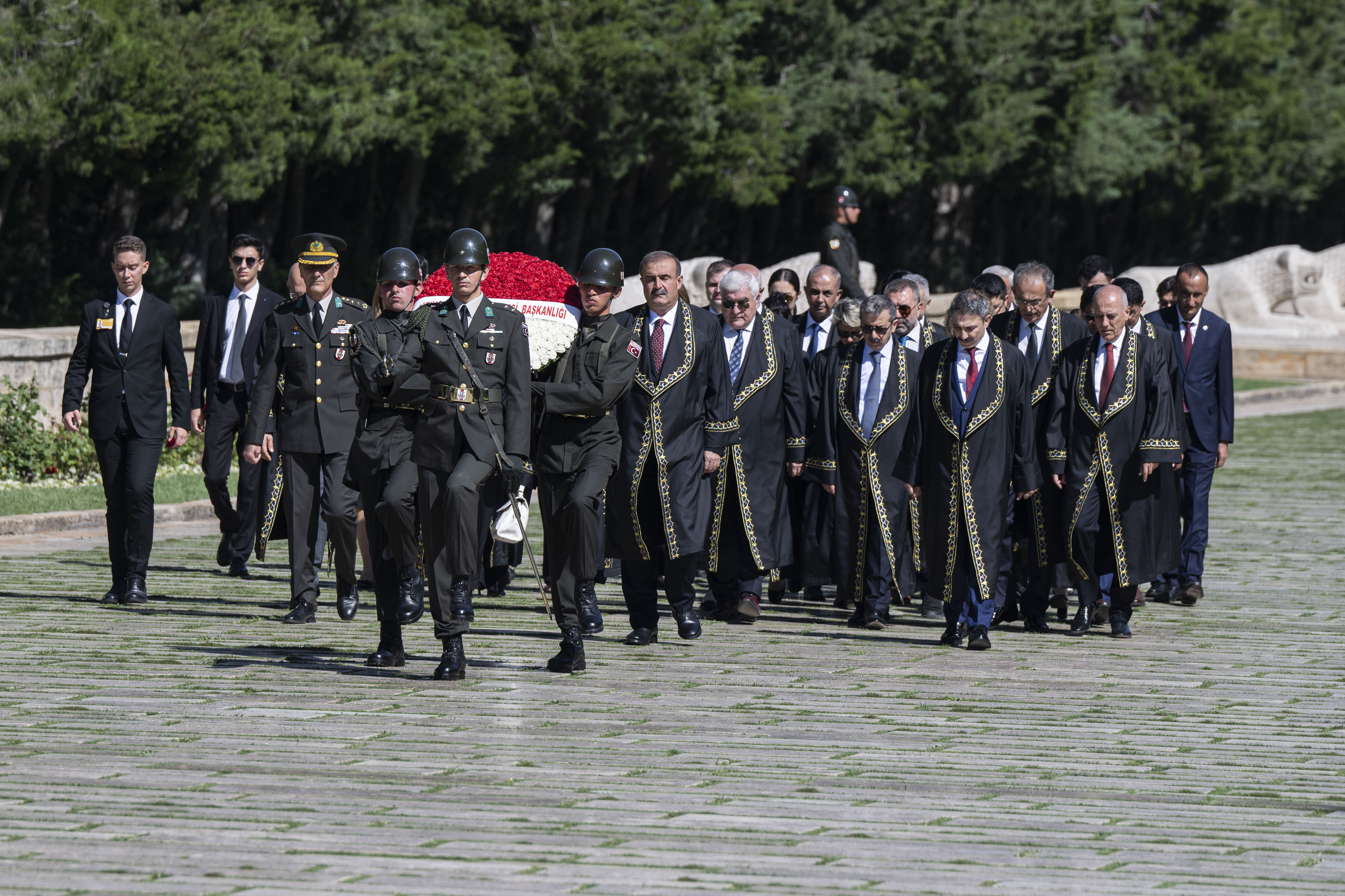 Uyuşmazlık Mahkemesi Başkanı Güleç ve beraberindeki heyet Anıtkabir'i ziyaret etti