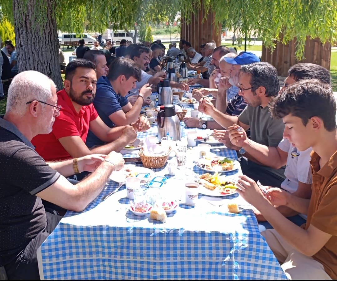 Nallıhan Belediye Başkanı Ertunç Güngör Çayırhan'da esnafla buluştu