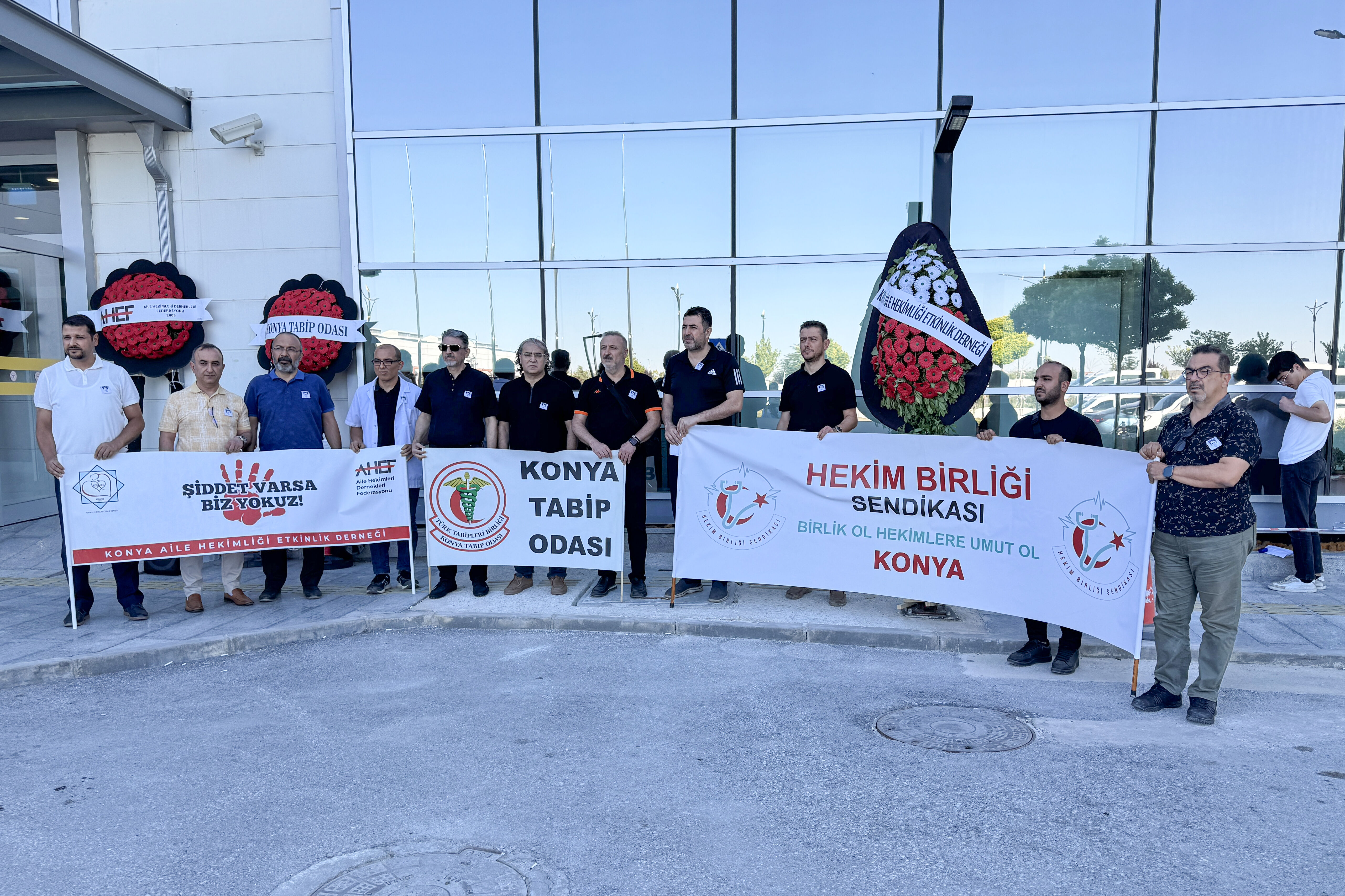 Konya'da hasta yakınının silahlı saldırısıyla hayatını kaybeden Dr. Karakaya anıldı