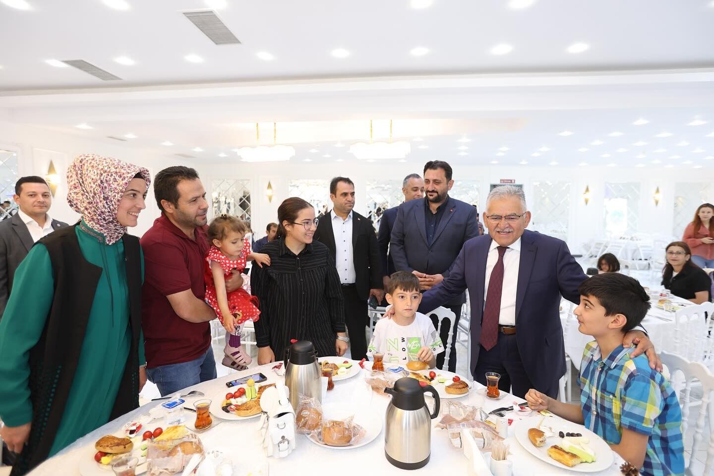 Başkan Büyükkılıç, yetim ve özel çocuklarla kahvaltıda buluştu