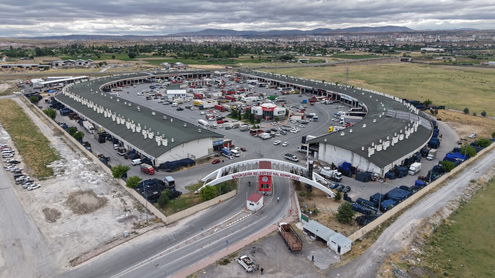 Kayseri'de hal kompleksinin çatısındaki sızıntıya Büyükşehir Belediyesi ekipleri müdahale etti