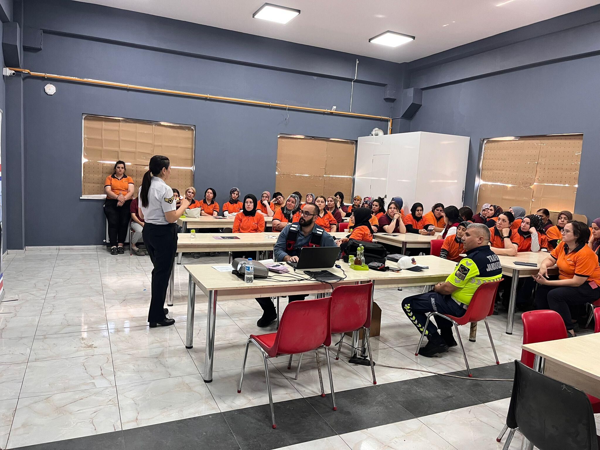 Eskişehir'de jandarma tarafından fabrika çalışanlarına seminer verildi