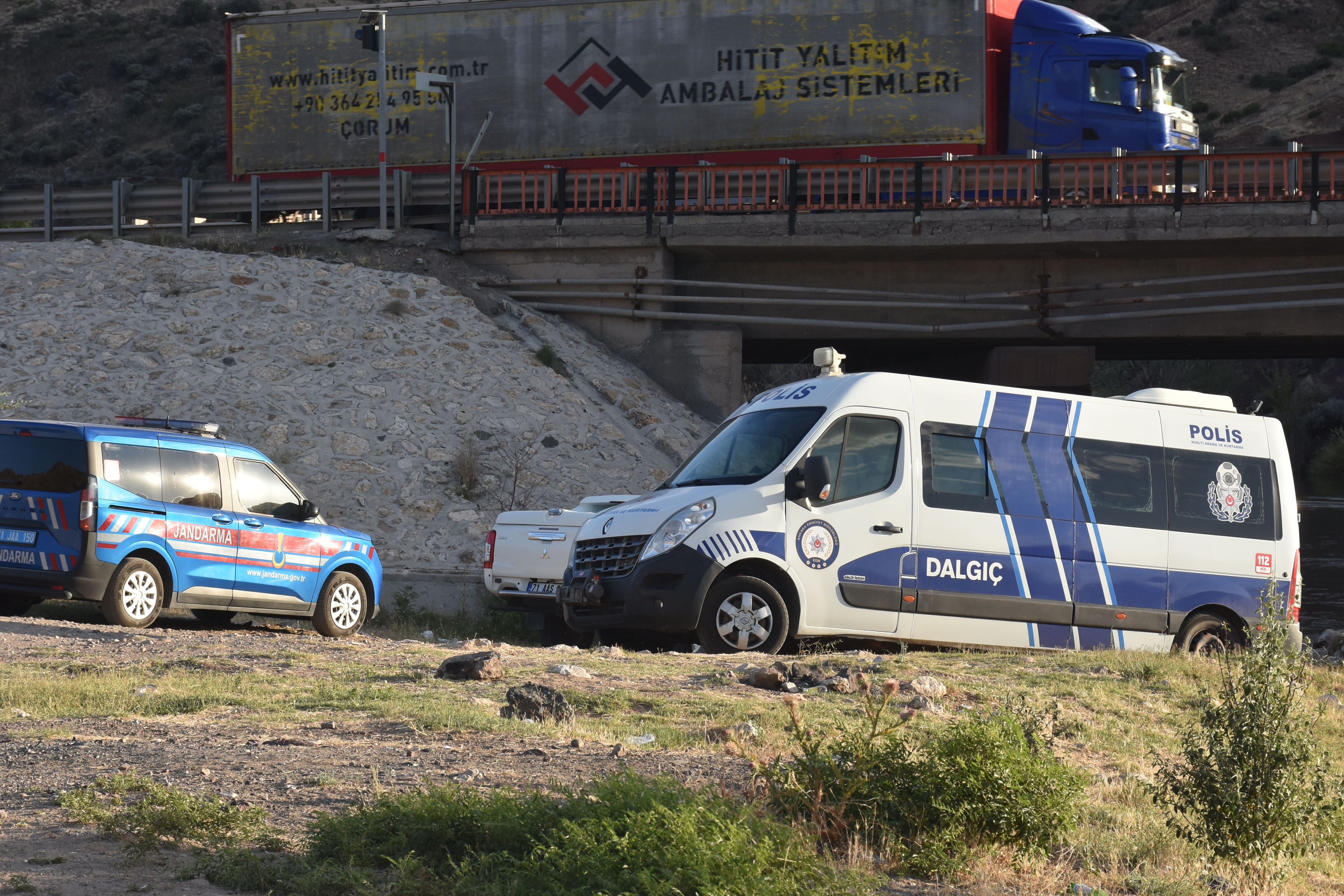 Kırıkkale'de iddialaşma sonucu köprüden ırmağa atlayan genç kayboldu