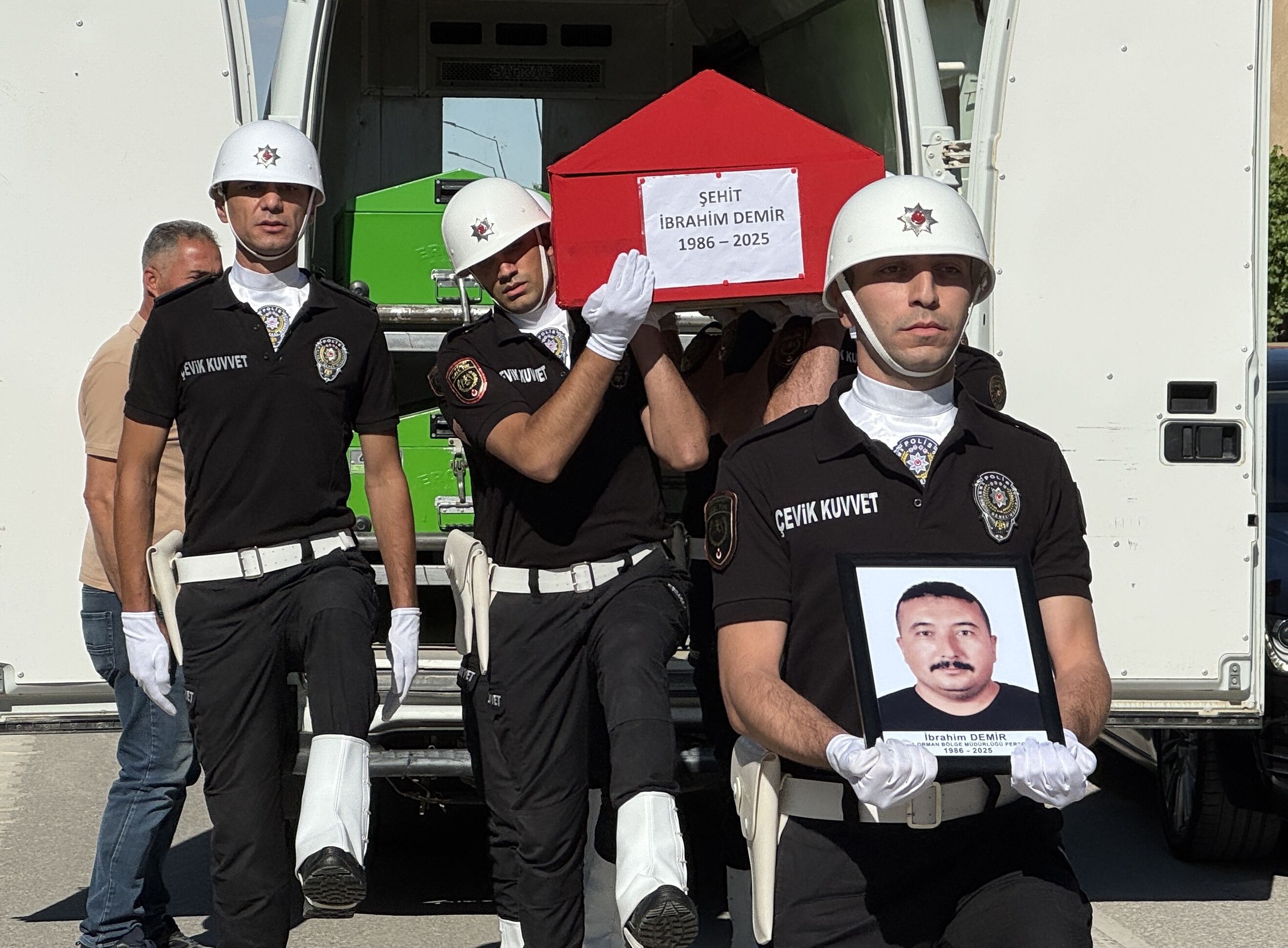 İzmir'deki orman yangınında şehit olan dozer operatörü İbrahim Demir'in cenazesi, Konya'da defnedildi
