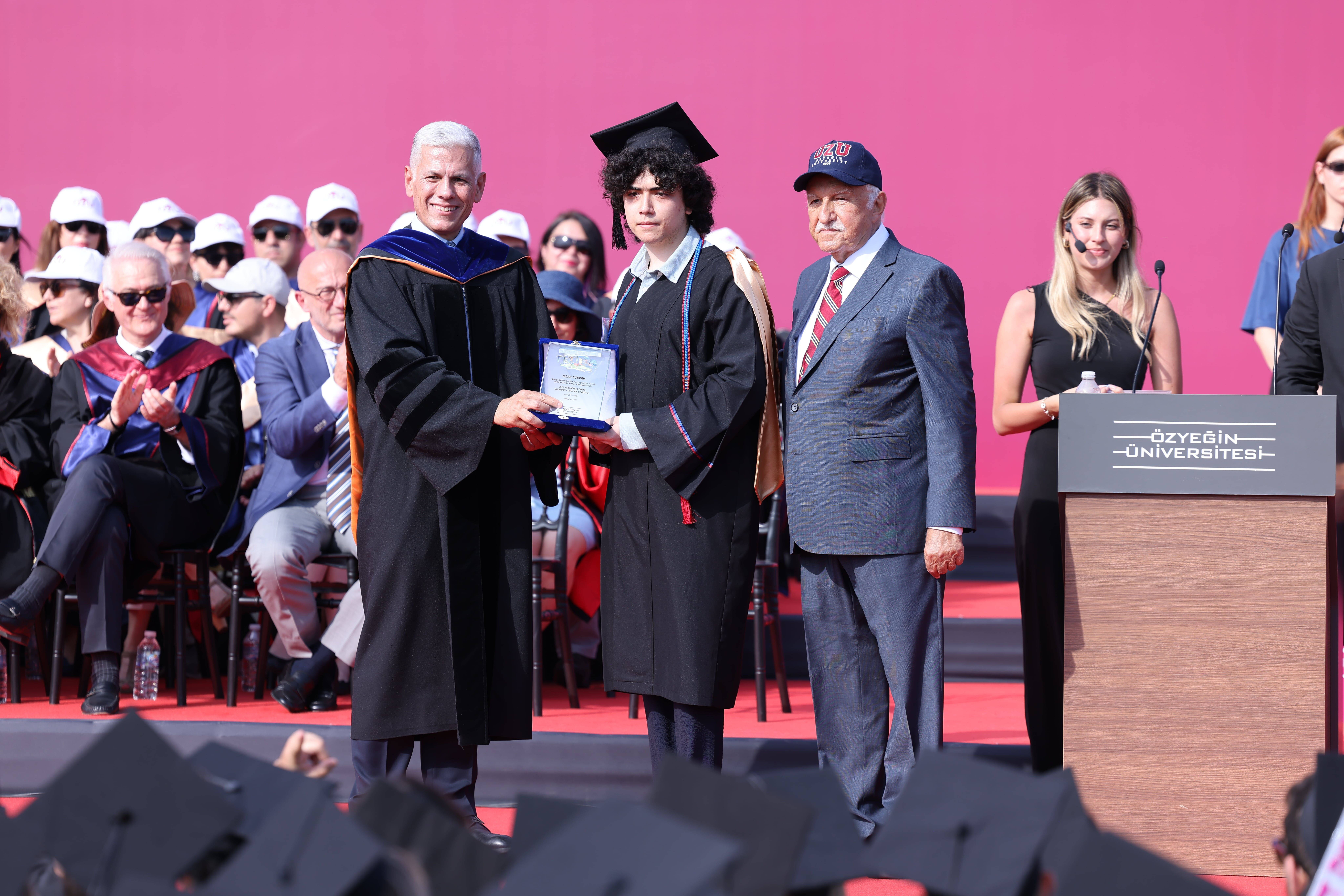 Özyeğin Üniversitesi 14. mezuniyet törenini gerçekleştirdi