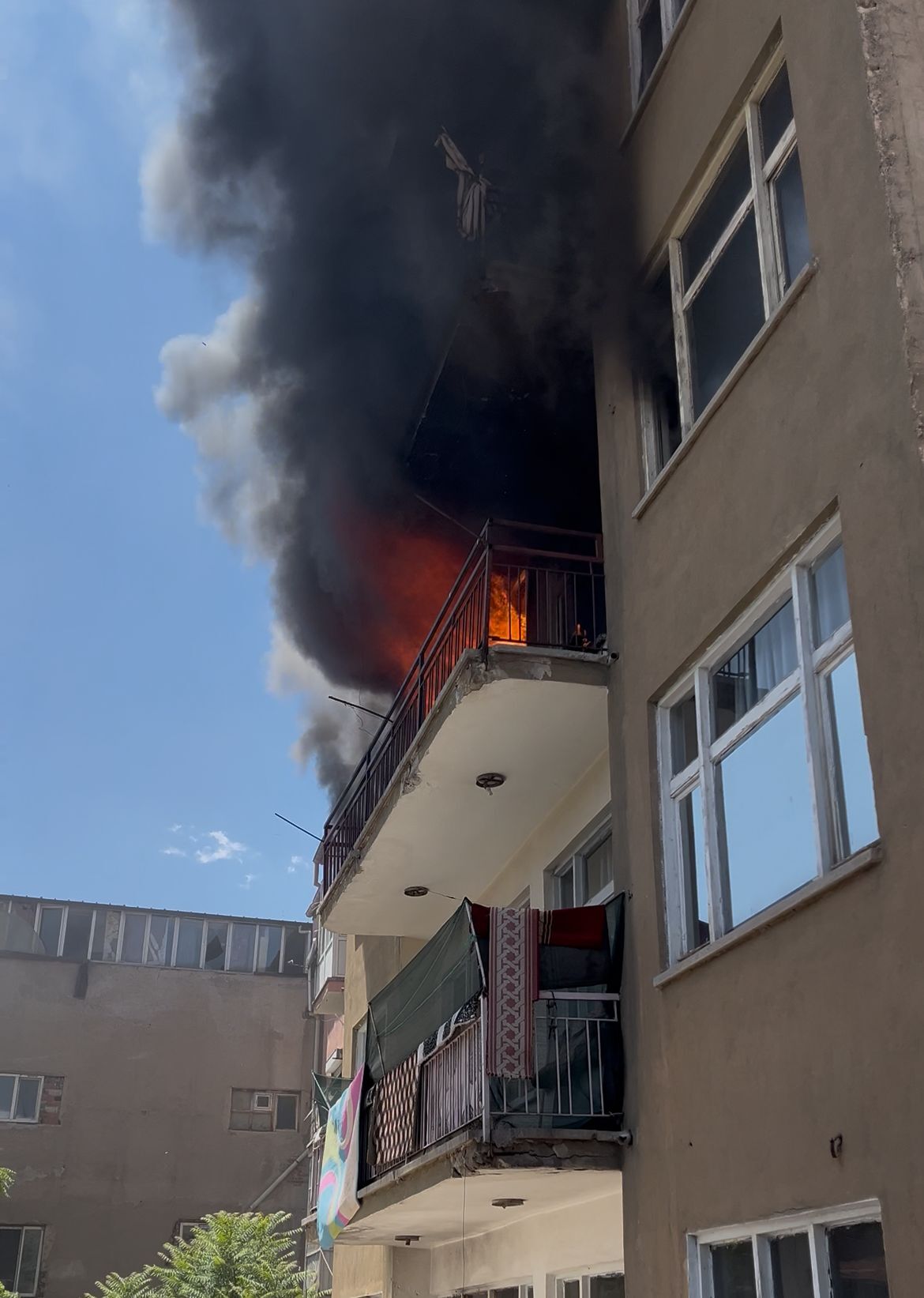 Aksaray'da apartmanda çıkan yangın söndürüldü