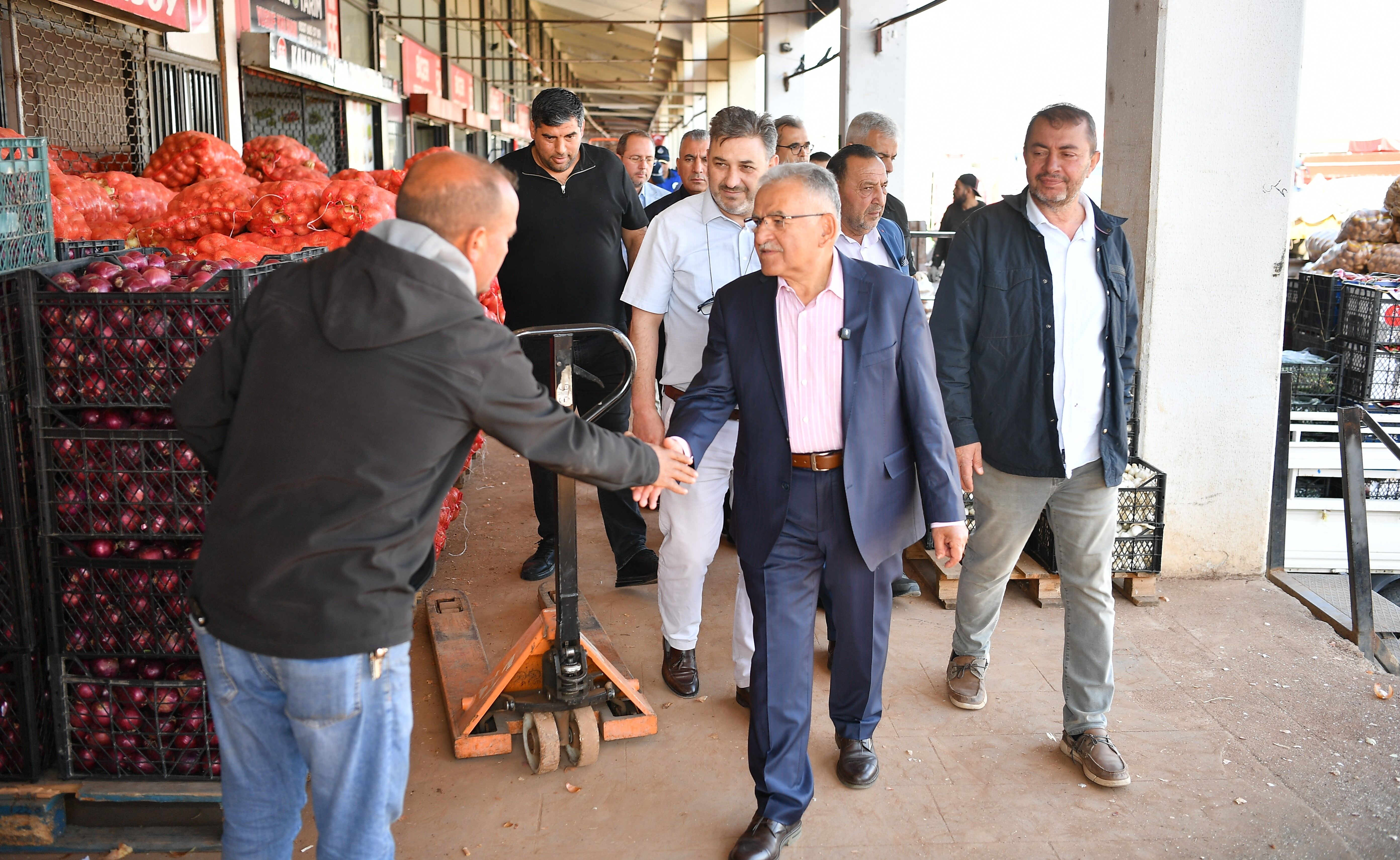 Büyükşehir Belediye Başkanı Büyükkılıç, Hal Kompleksi'ni ziyaret etti