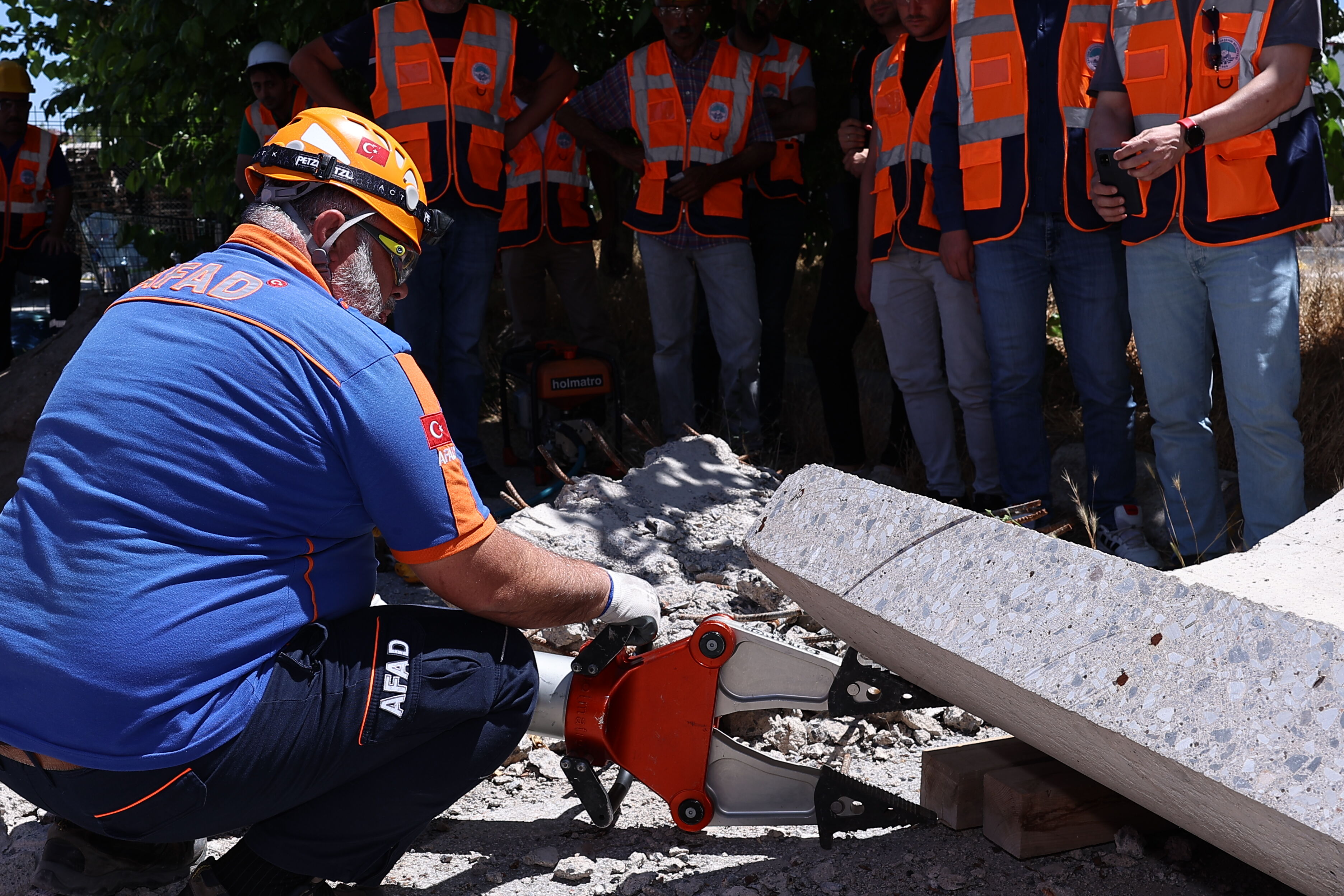 Kayseri'de, 'Asrın felaketi'nde görev alan ekiplere uygulamalı eğitim veriliyor