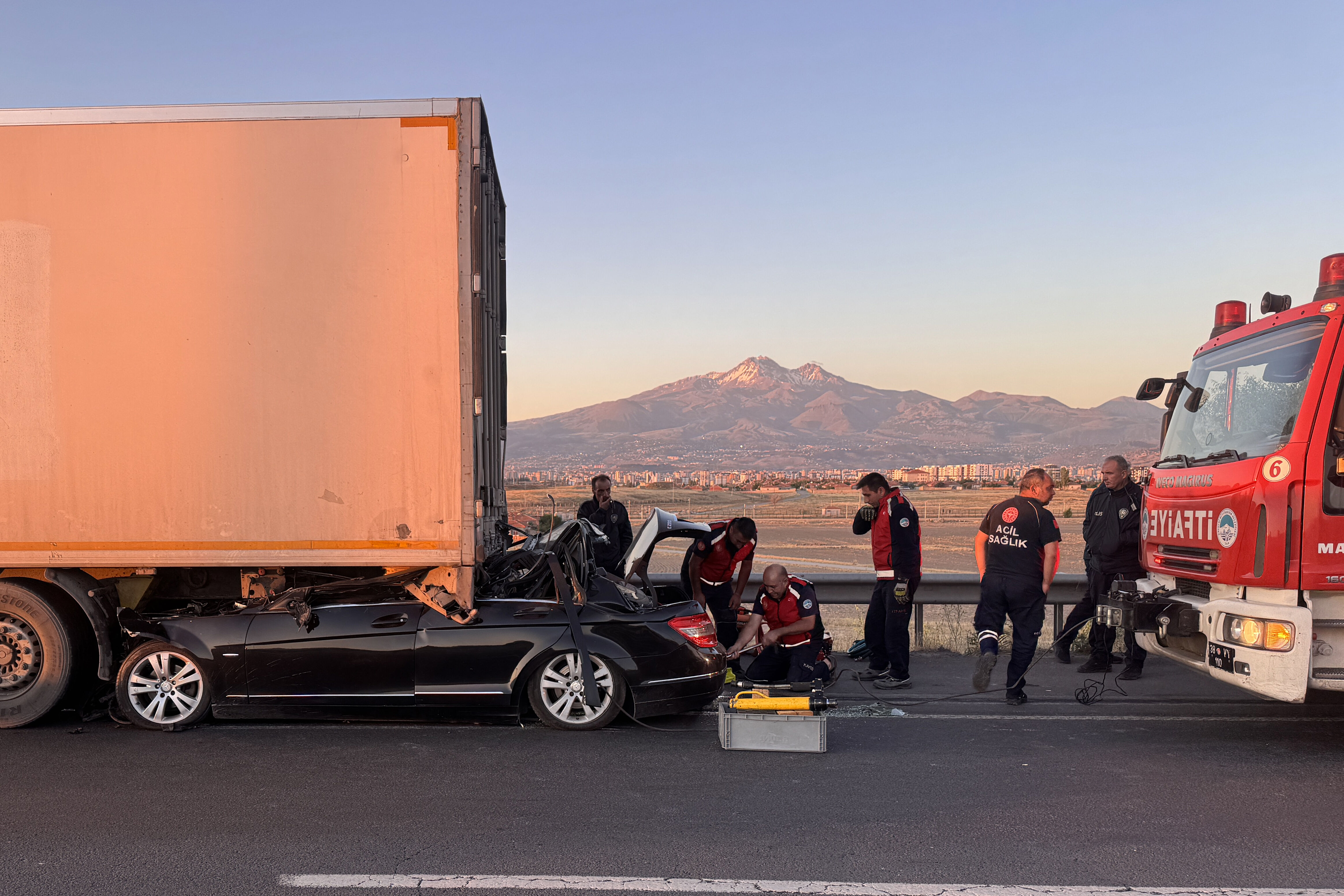 Kayseri'de tıra çarpan otomobilin sürücüsü öldü