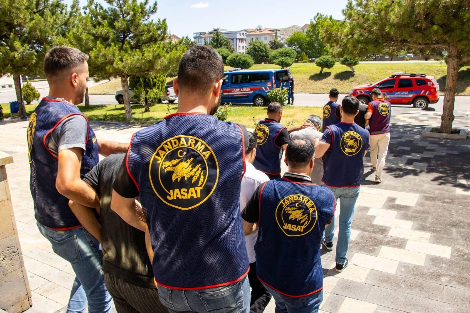 Nevşehir'de arazide battaniyeye sarılı bulunan erkek cesediyle ilgili 4 şüpheli tutuklandı