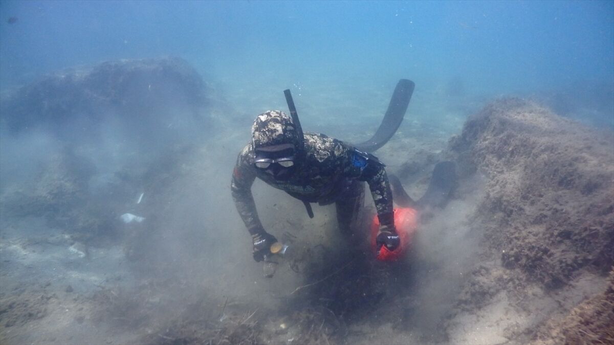 Bodrum'da gönüllü dalgıçlar deniz dibinden 168 kilogram atık çıkardı