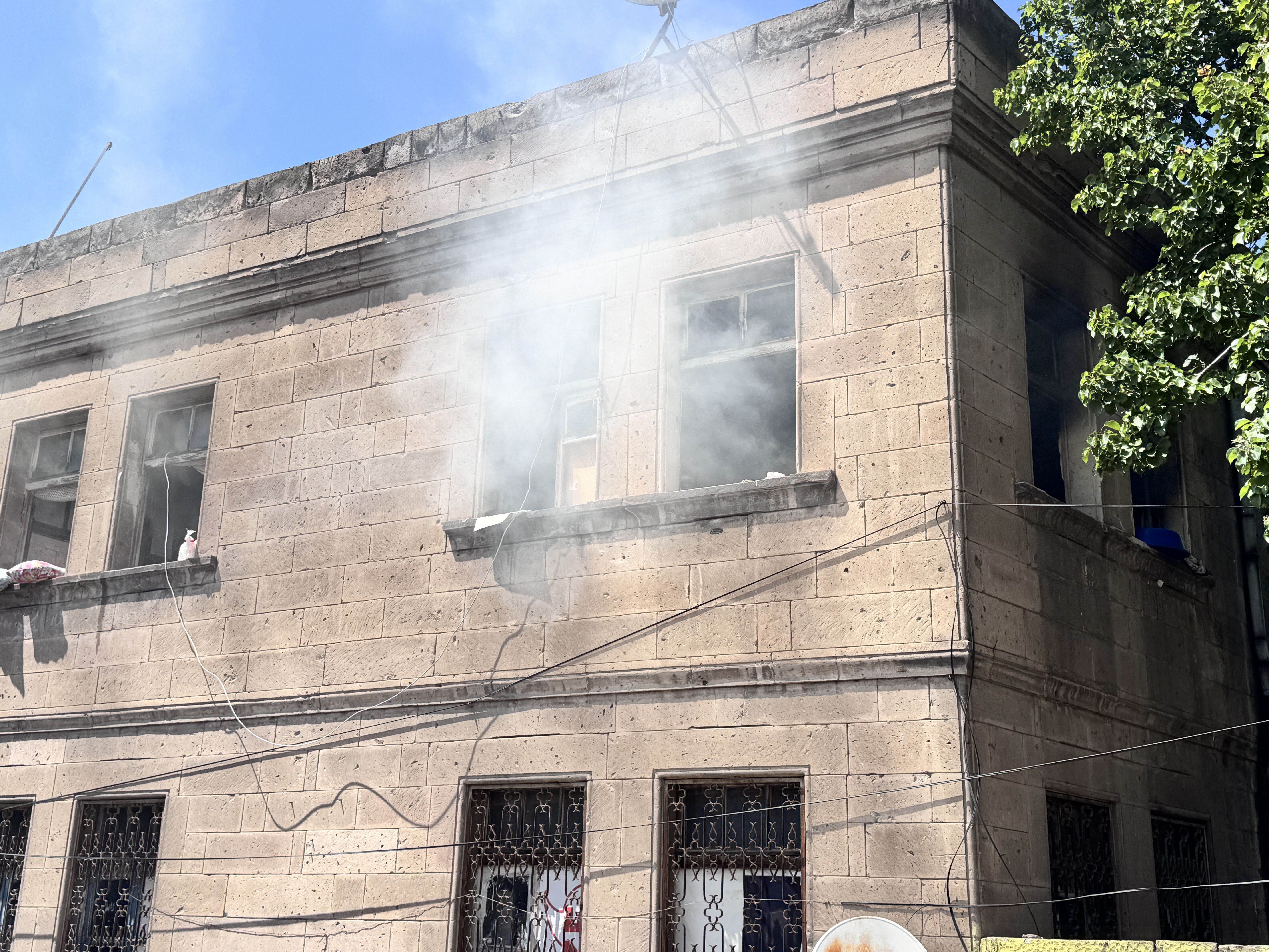 Kayseri'de evde çıkan yangında mahsur kalan 6 kişi kurtarıldı