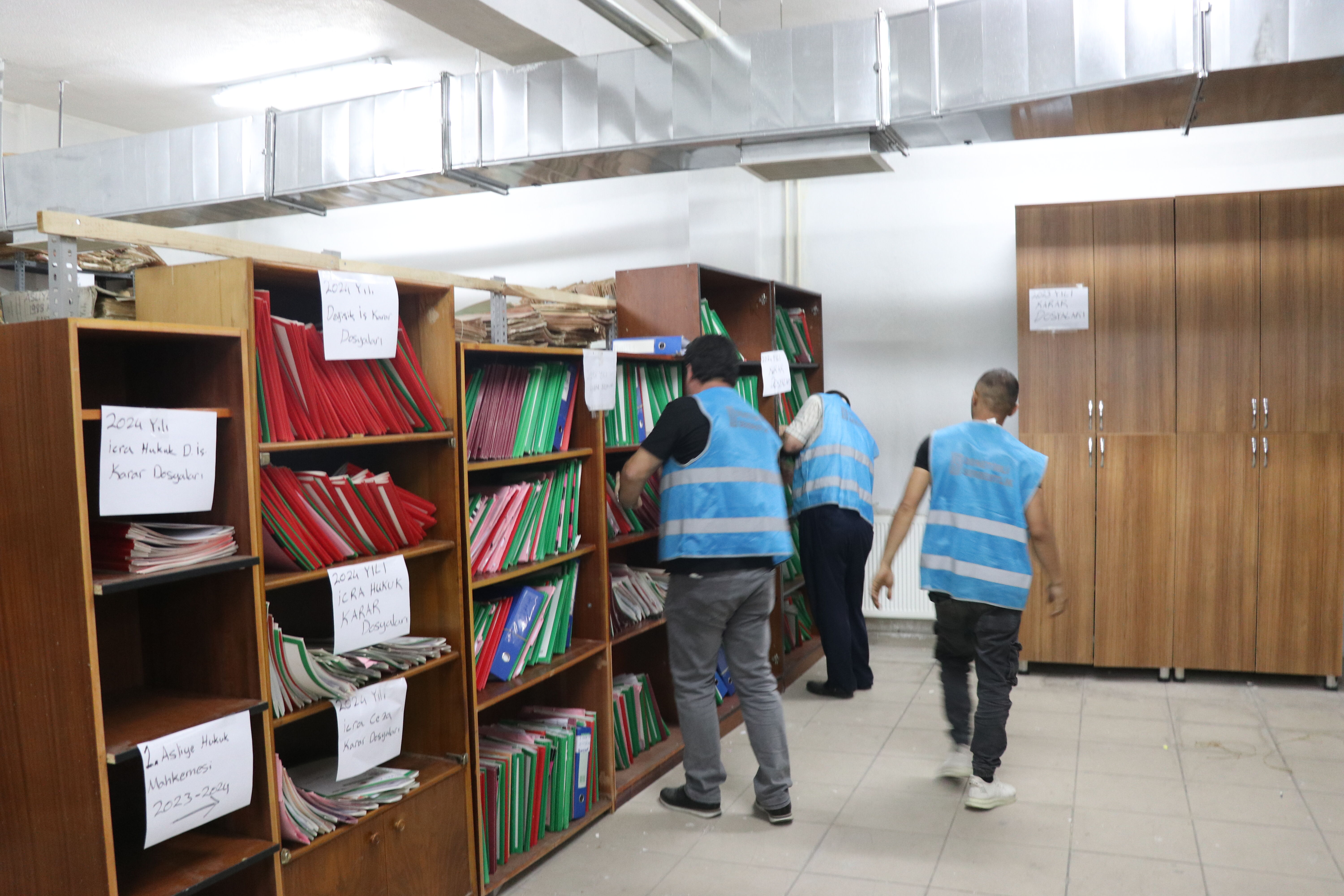 Hüküm giydikleri adliye sarayının tadilat ve bakım işlerini yapıyorlar