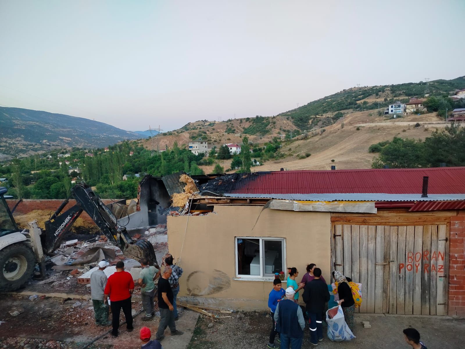 Sivas'ta bir ev, ahır ve samanlık yandı