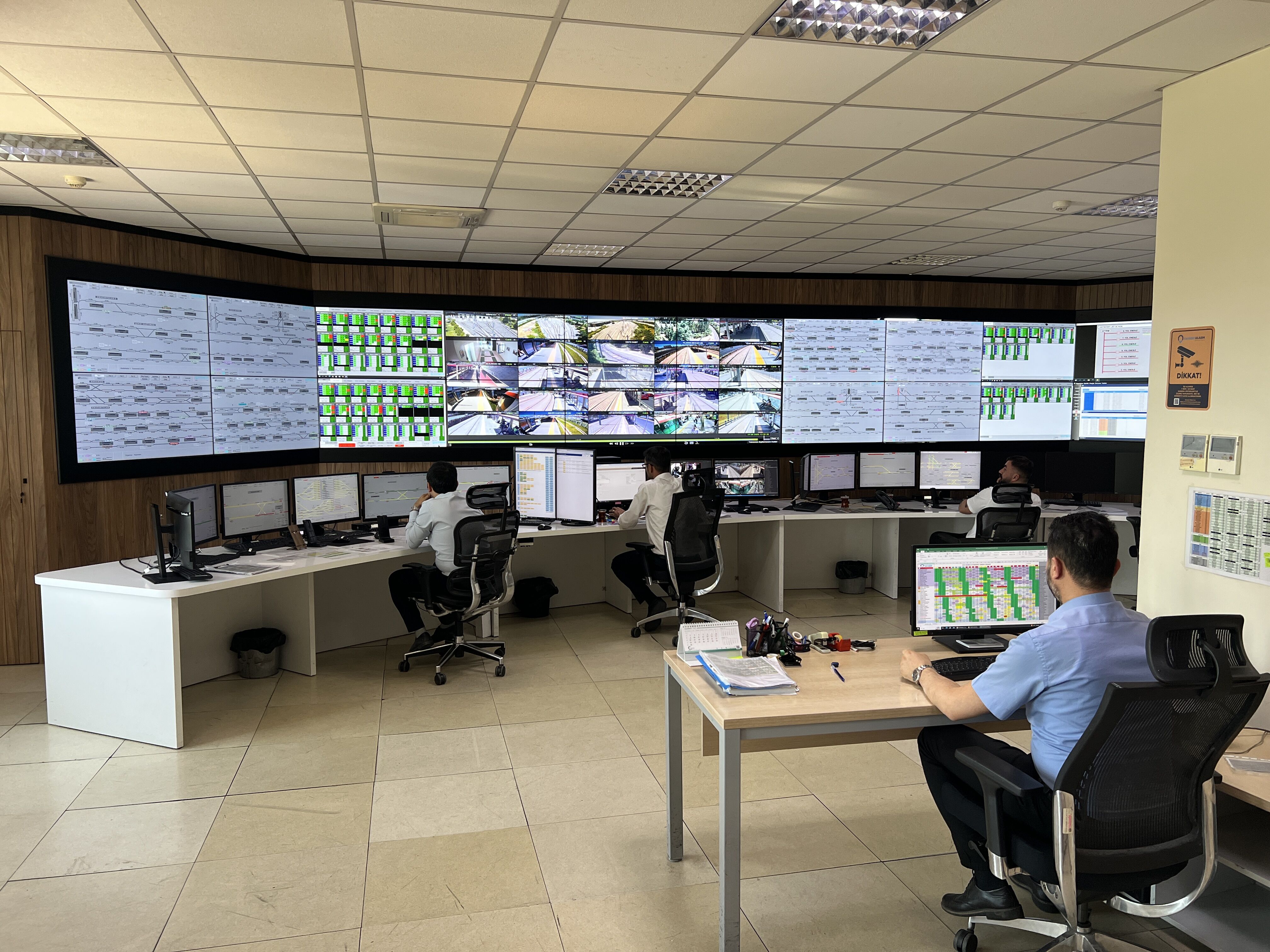 Raylı Sistem Kontrol Merkezi, 80 tramvay ve 75 istasyonu anlık takip ediyor