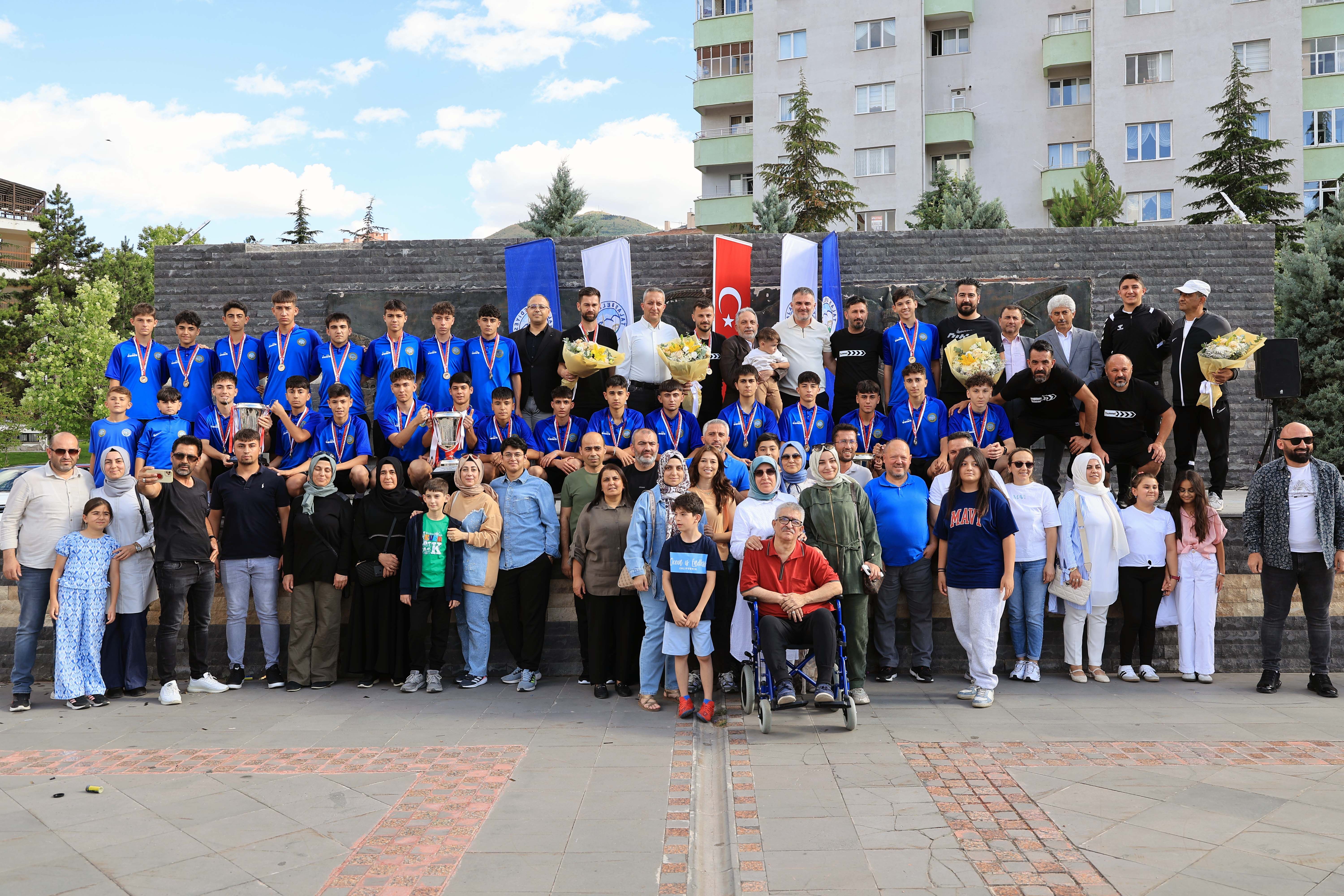Talas Belediyespor'un 15 yaş altı futbolcuları Türkiye şampiyonu oldu