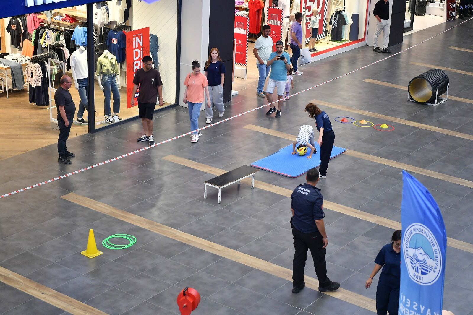 Büyükşehir Belediyesi itfaiye ekipleri alışveriş merkezinde çocuklarla bir araya geldi