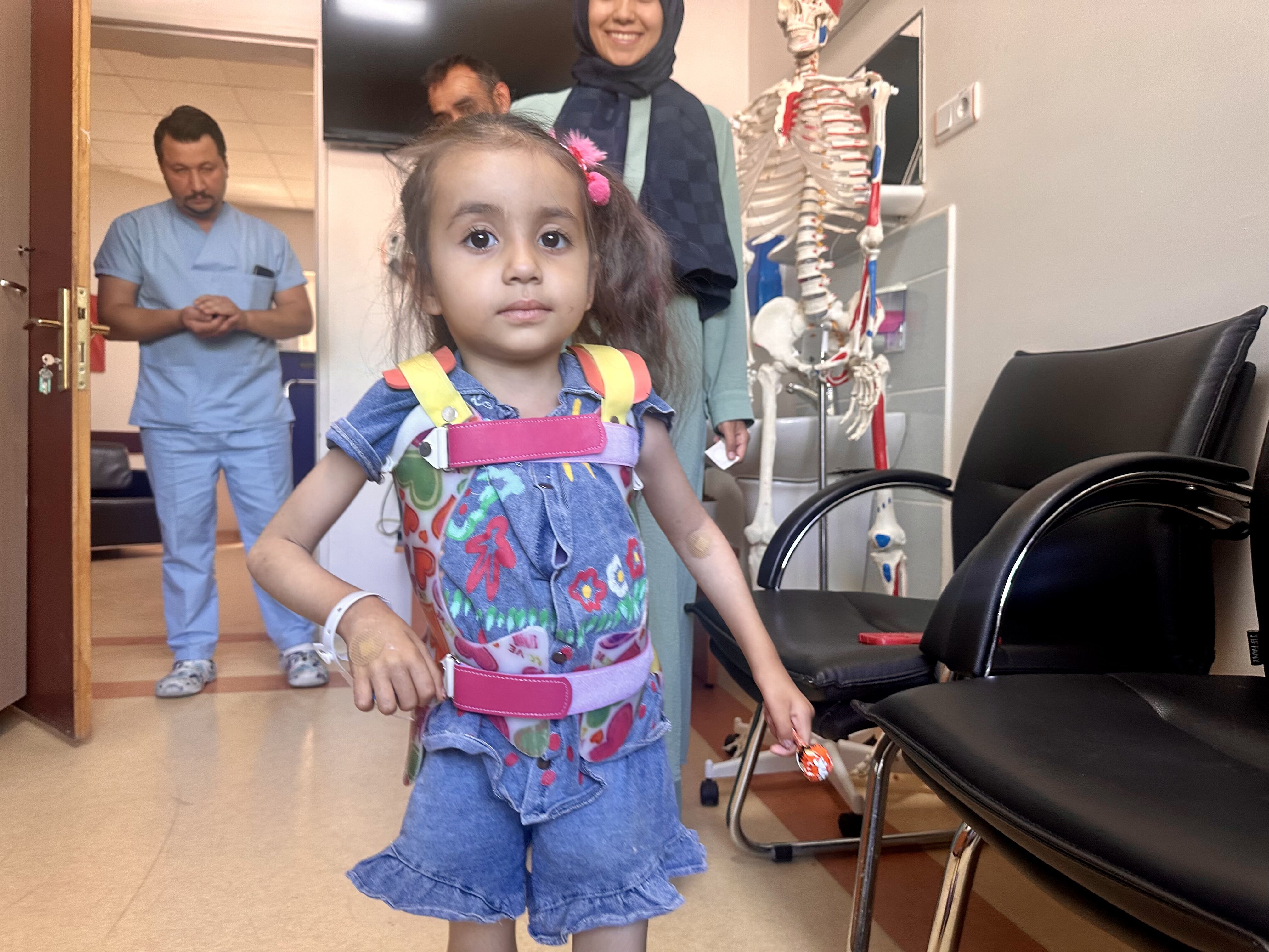 Küçük Miray omurga eğriliğinden 9 saatlik ameliyatla kurtuldu