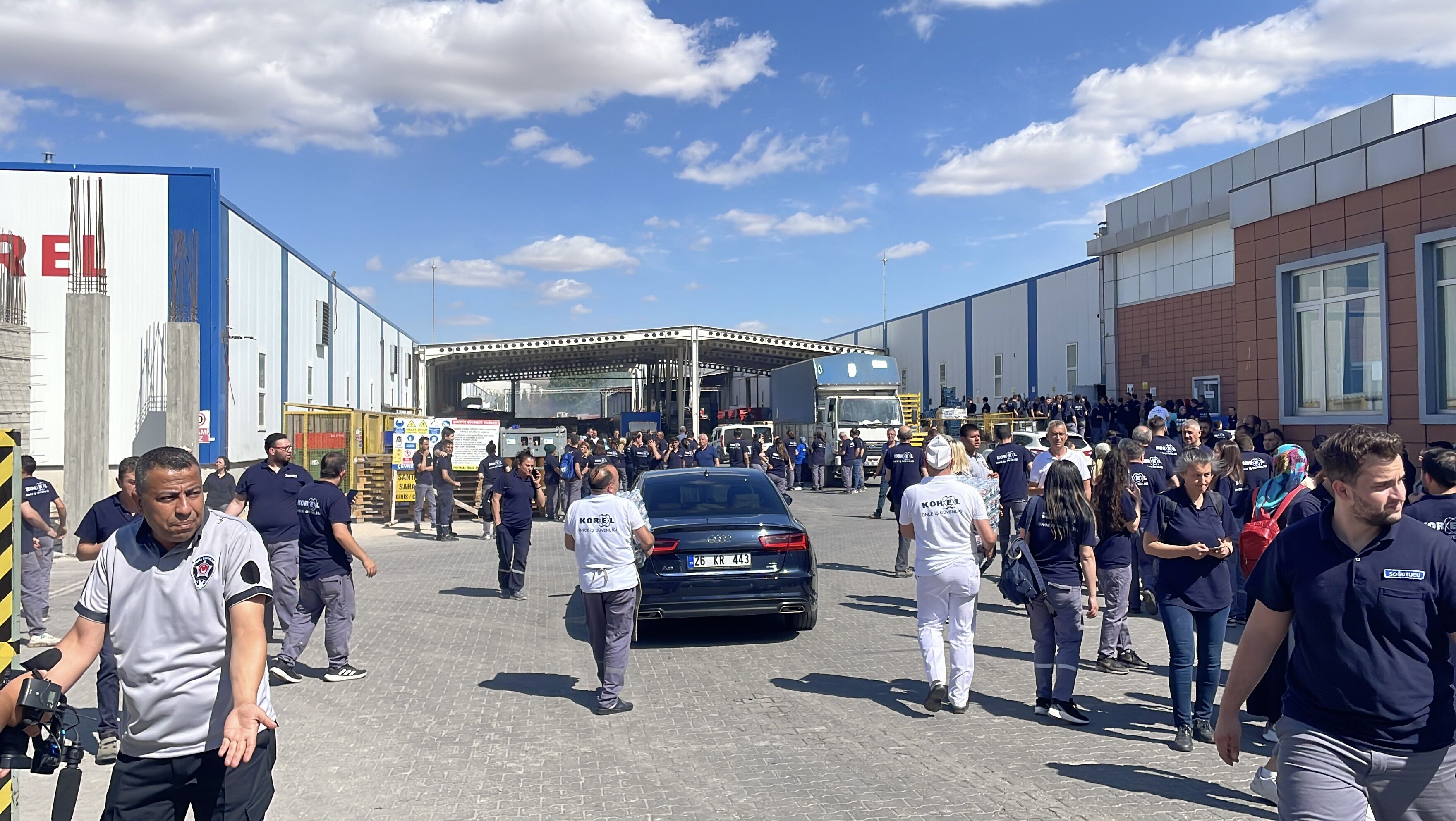 Eskişehir'de fabrikada çıkan yangına müdahale ediliyor