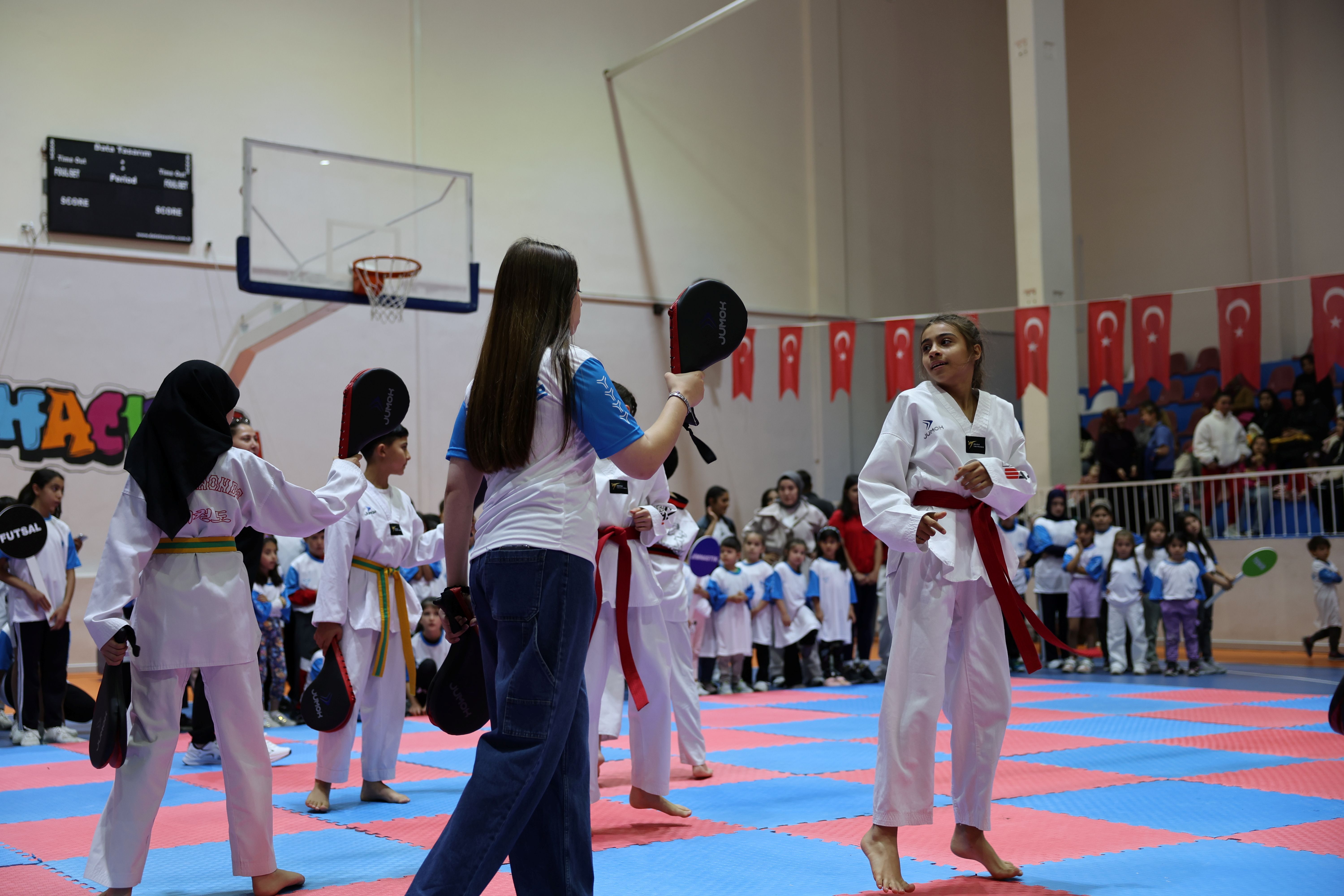 Hacılar'da yaz spor okulları için açılış töreni düzenlendi