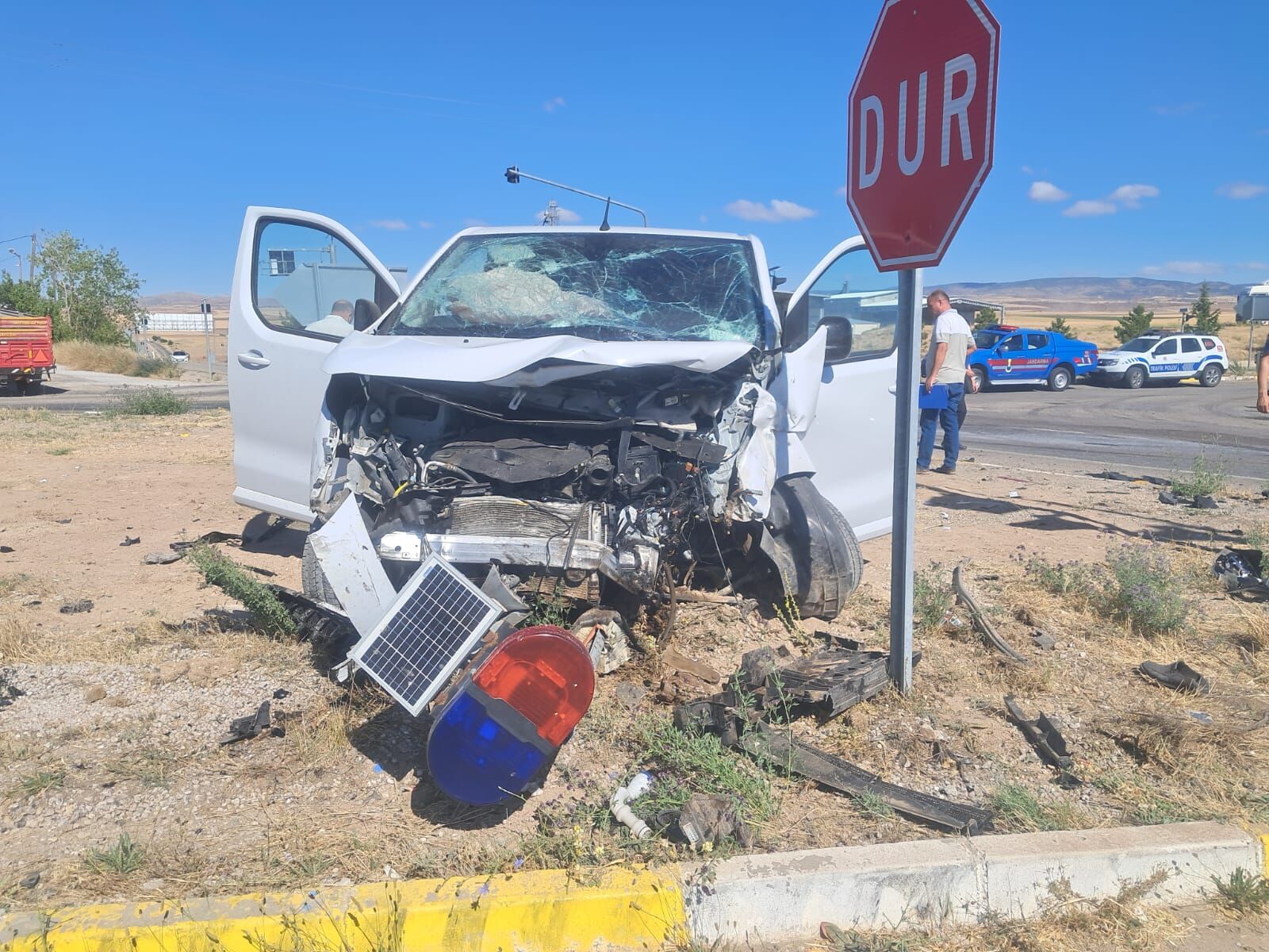 Kırıkkale'de minibüs ile hafif ticari aracın çarpıştığı kazada 6 kişi yaralandı