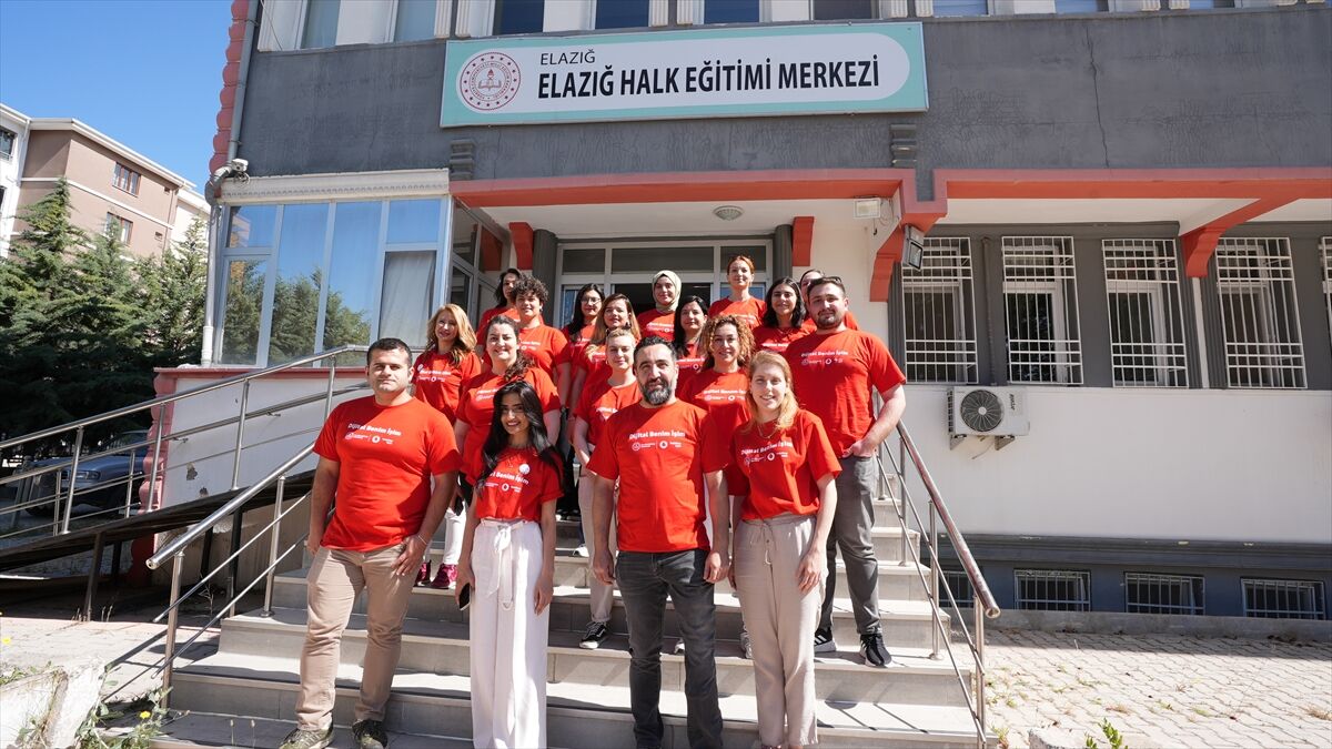 Vodafone Gönüllüleri'nden 'Dijital Benim İşim' projesine destek