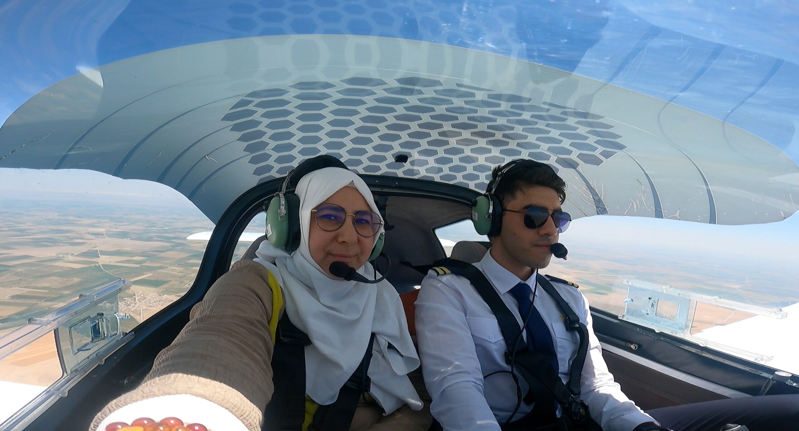 Pilotaj bölümü mezunu oğlunun uçuşuna eşlik eden anne, heyecan ve mutluluğu bir arada yaşadı