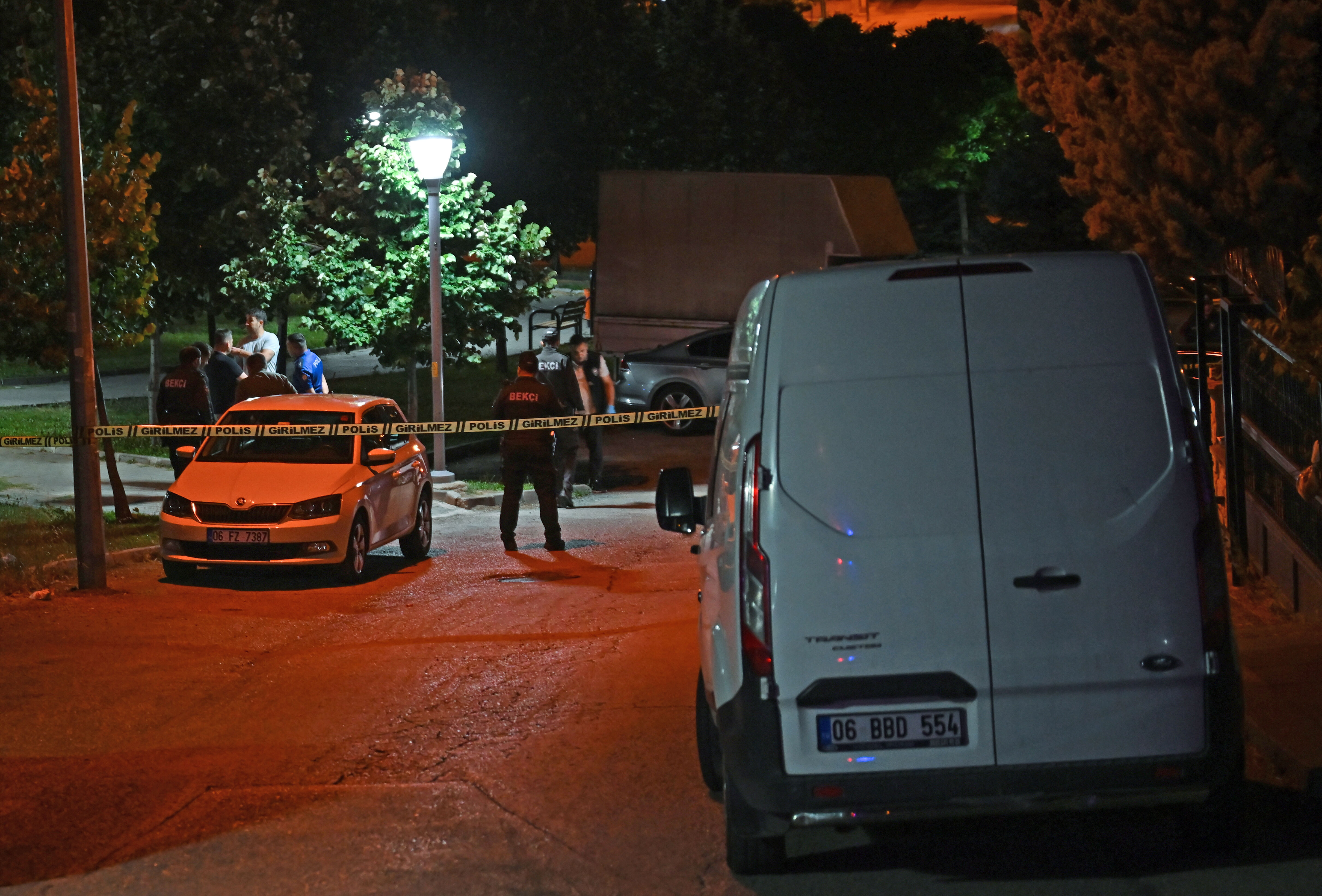 Ankara'da bir polis memuru, kuzeni için gittiği kız isteme görüşmesinde çıkan kavgada ağır yaralandı