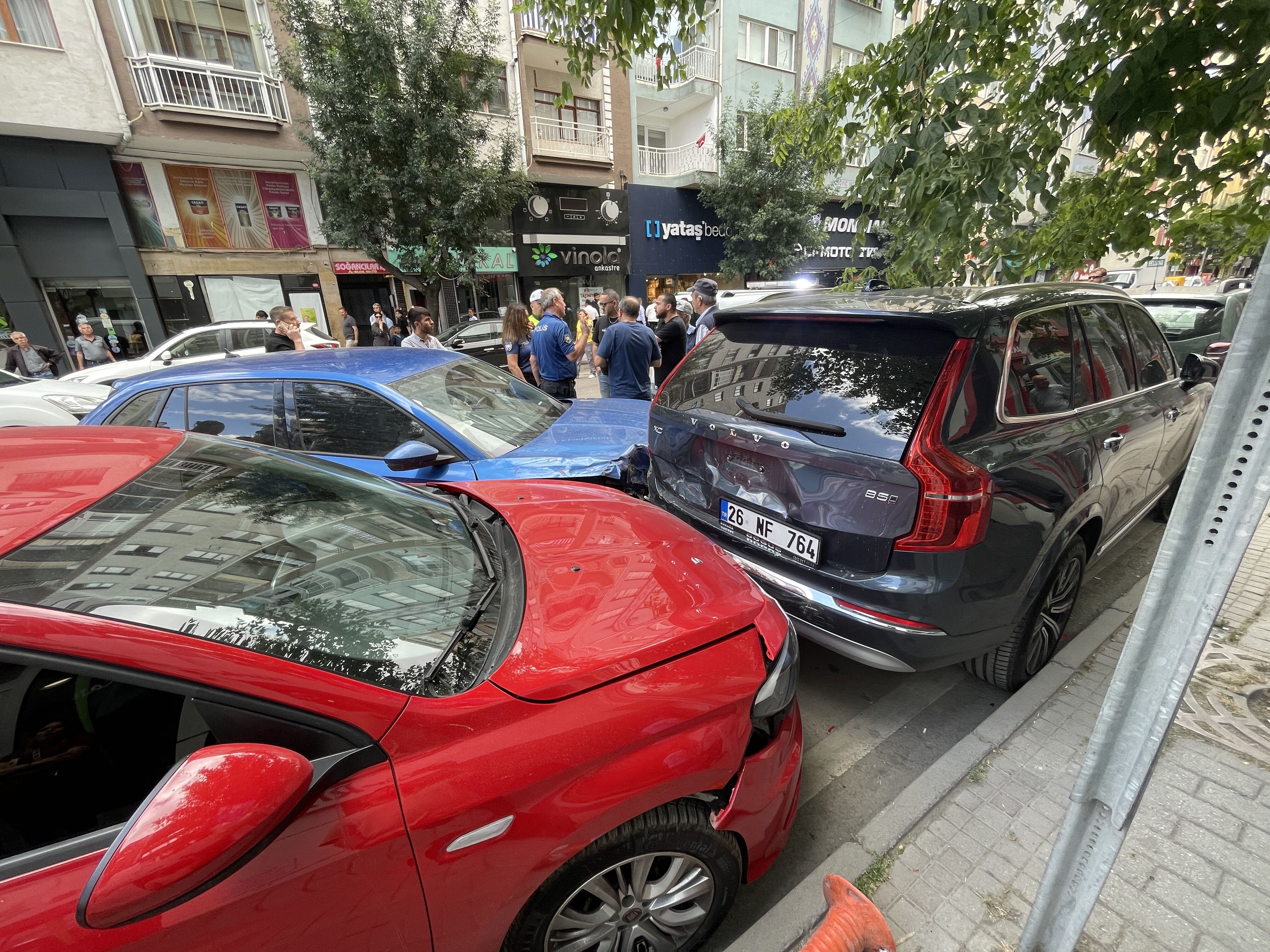 Eskişehir'de park halinde 2 araca çarpan otomobilin sürücüsü yaralandı