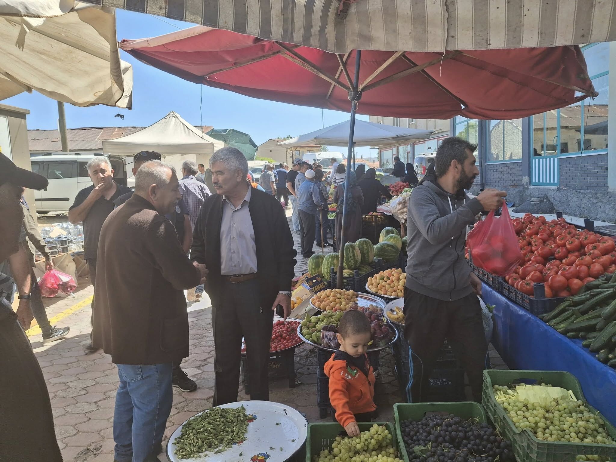 Ulaş'ta semt pazarı yeni yerinde kuruldu