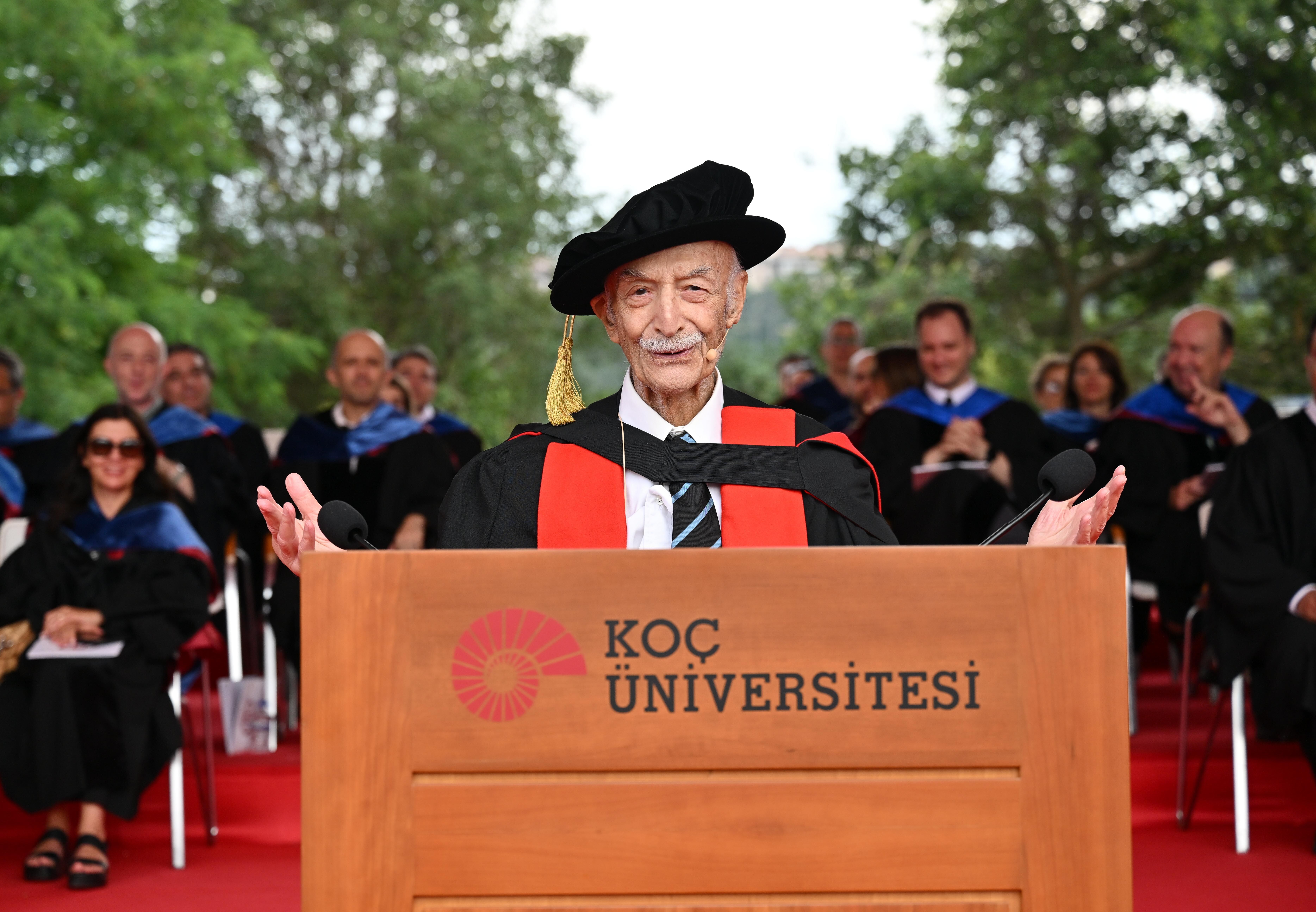 Koç Üniversitesi, 31'inci dönem mezunlarını verdi