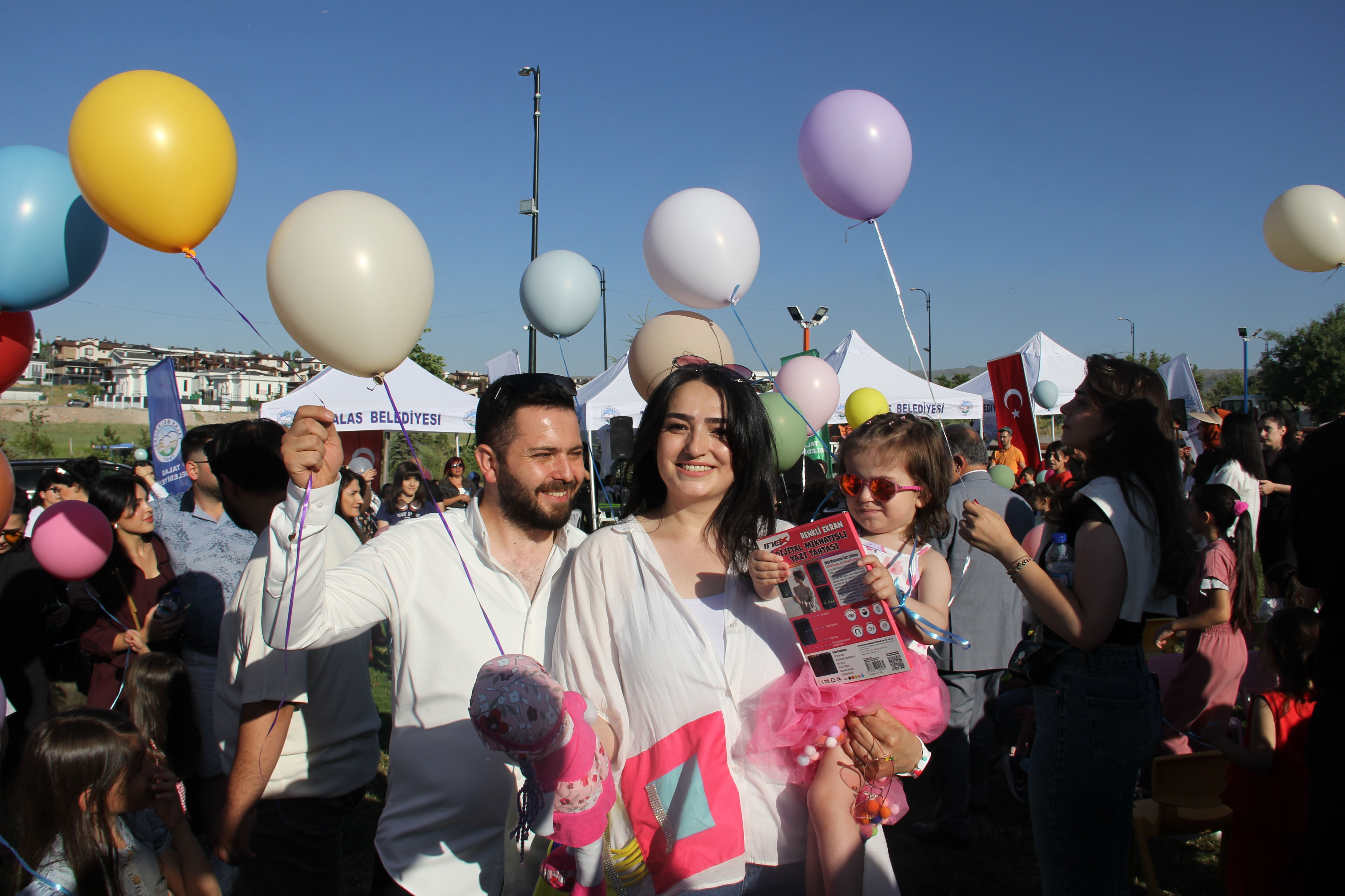 Kayseri'de kanseri yenen 3 yaşındaki Deniz için gökyüzüne balonlar bırakıldı