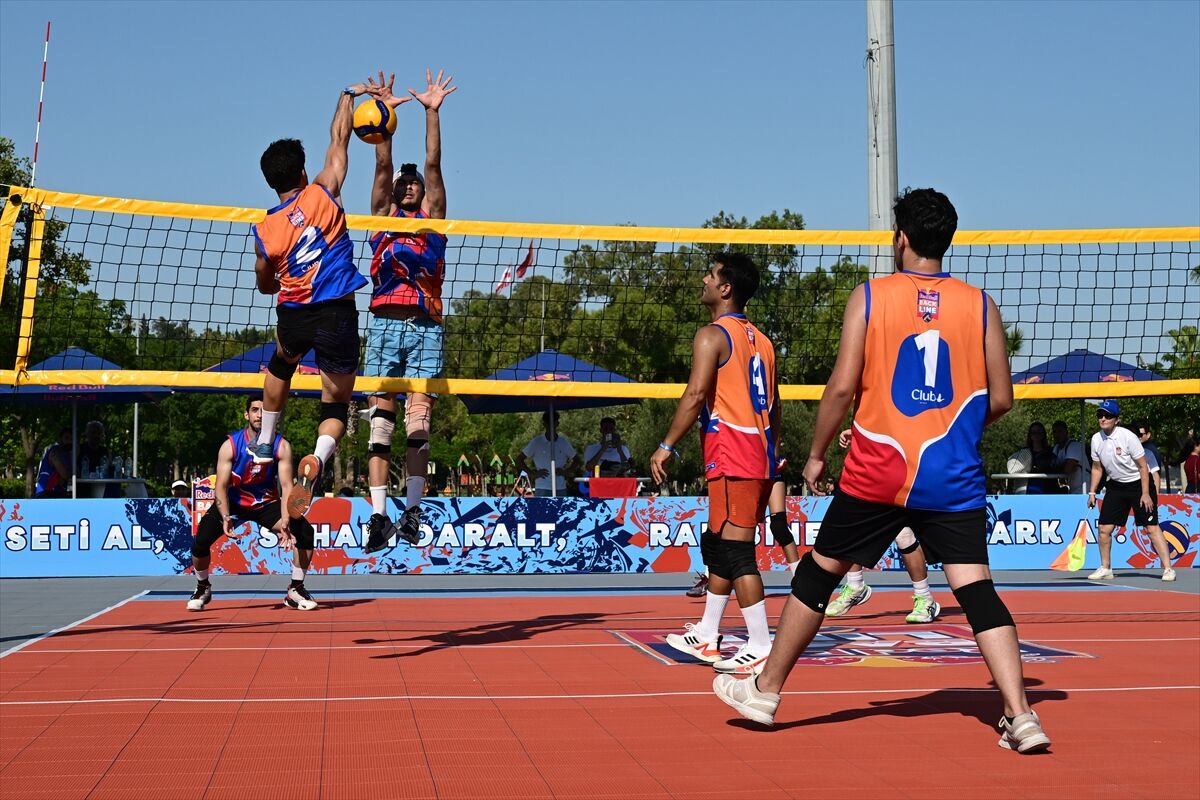 Red Bull Back Line Sokak Voleybolu Turnuvası'nın ilk ayağı Antalya'da yapıldı