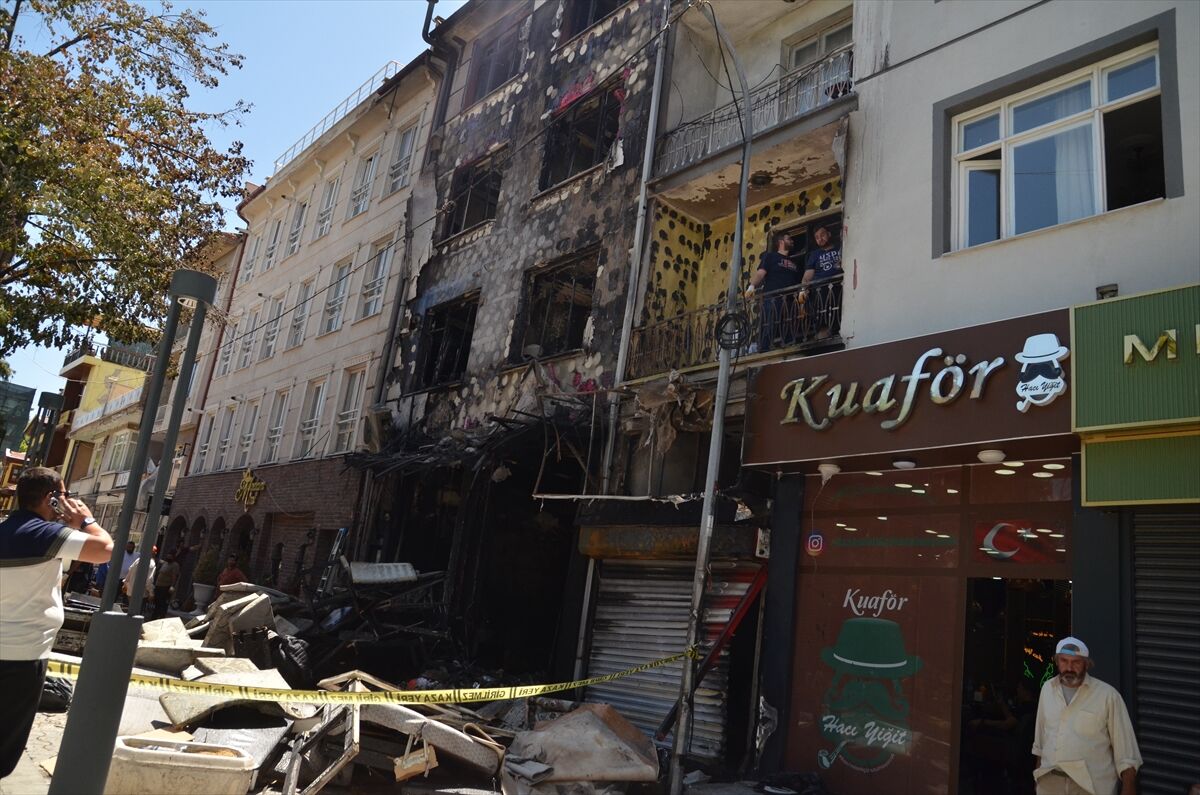 Konya'da iş yerinde çıkan yangında 4 kişi dumandan etkilendi
