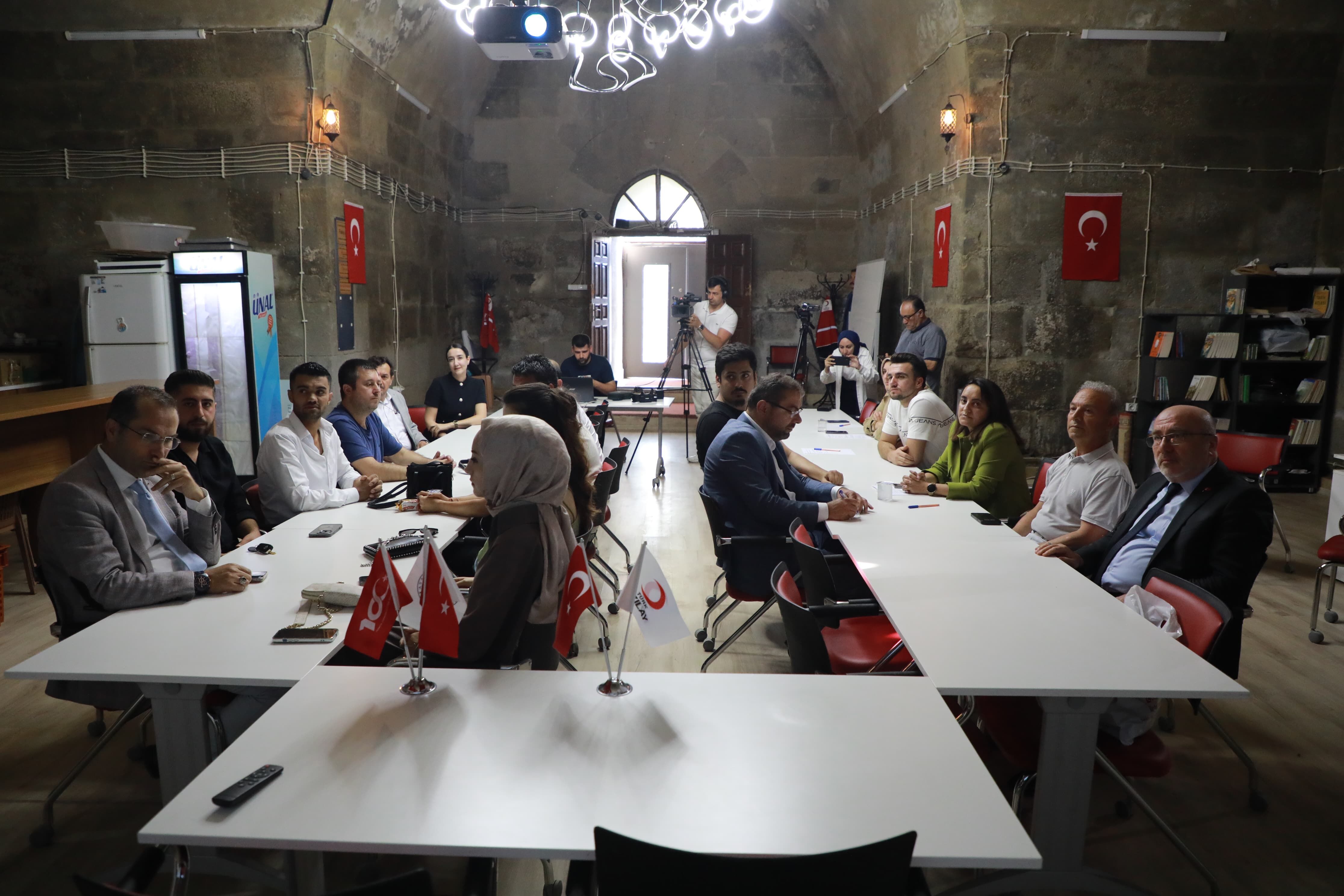 KAYÜ'de 'Bilim Kafe' etkinliğinde mikroplastikler anlatıldı